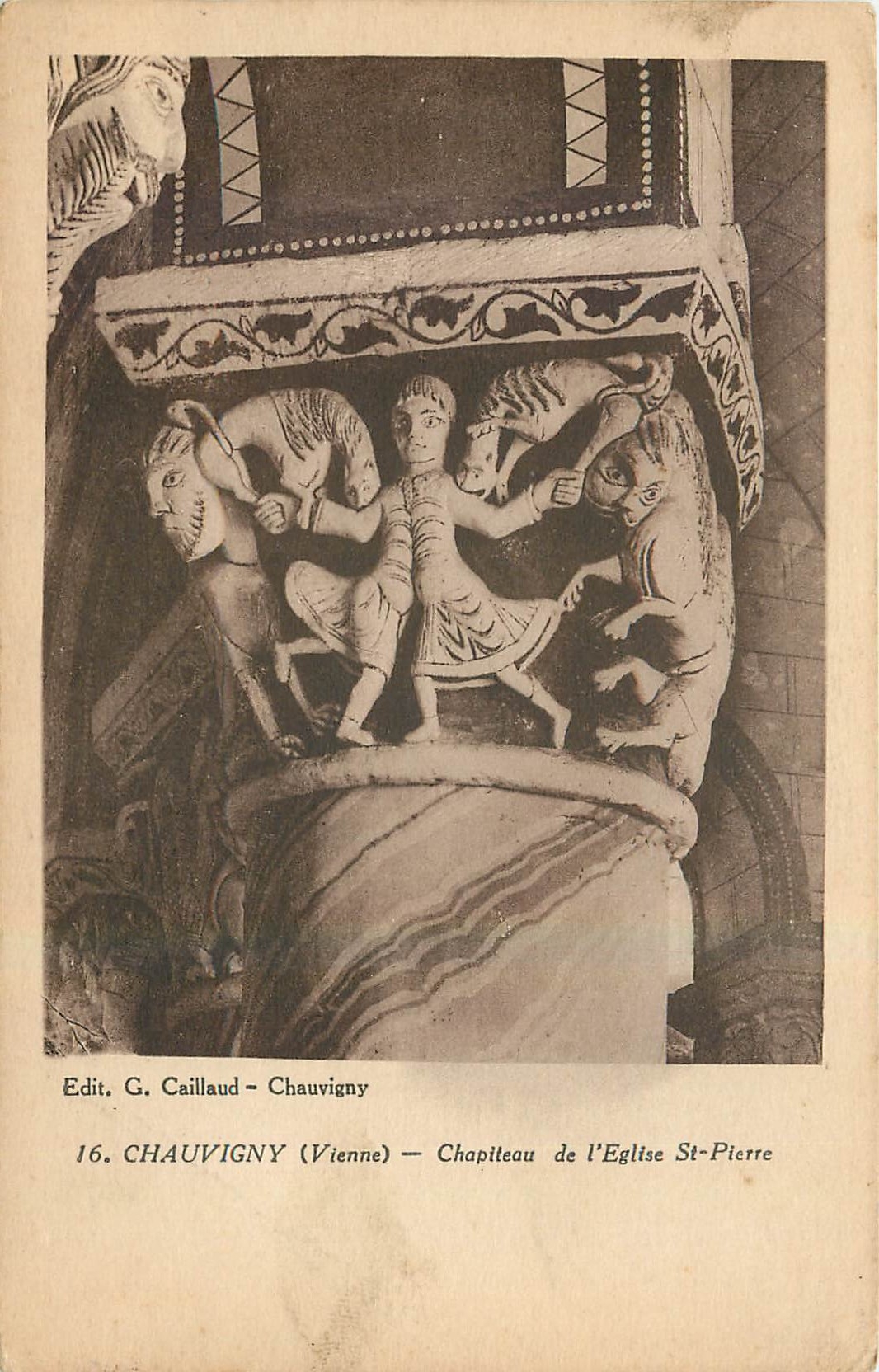 CPA Chauvigny Vienne Chapiteau de l'Eglise St Pierre 