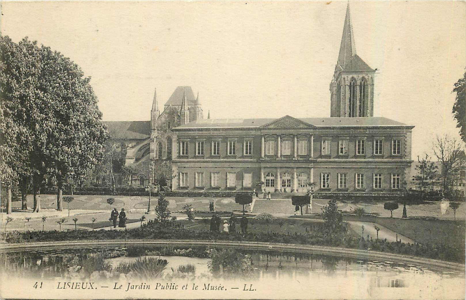 CPA Lisieux Le Jardin Public et le Musee 