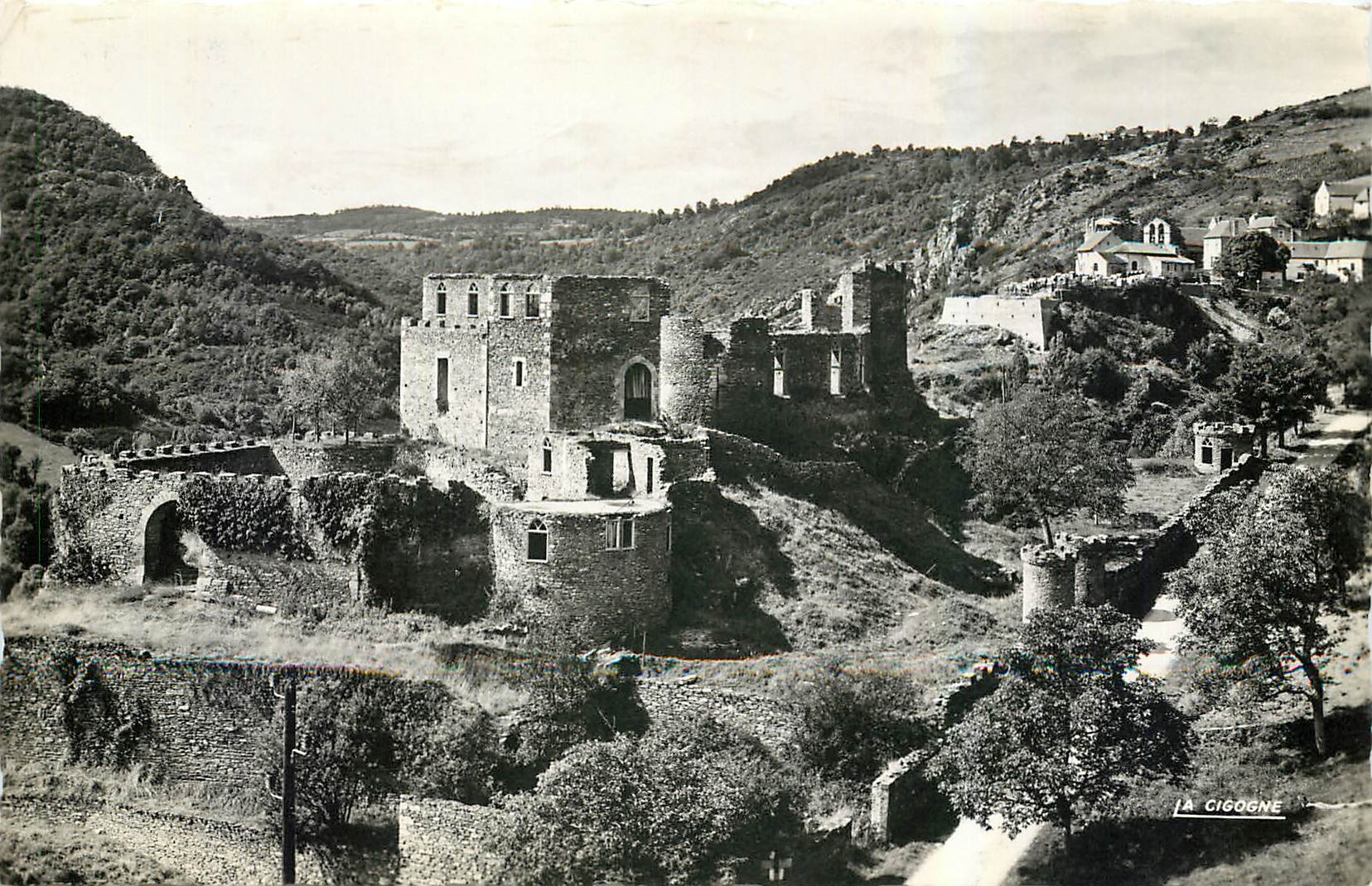 CPA Gorges de la Sioule Dominant la Sioule Le Chateau et le village de Chouvigny Allier 