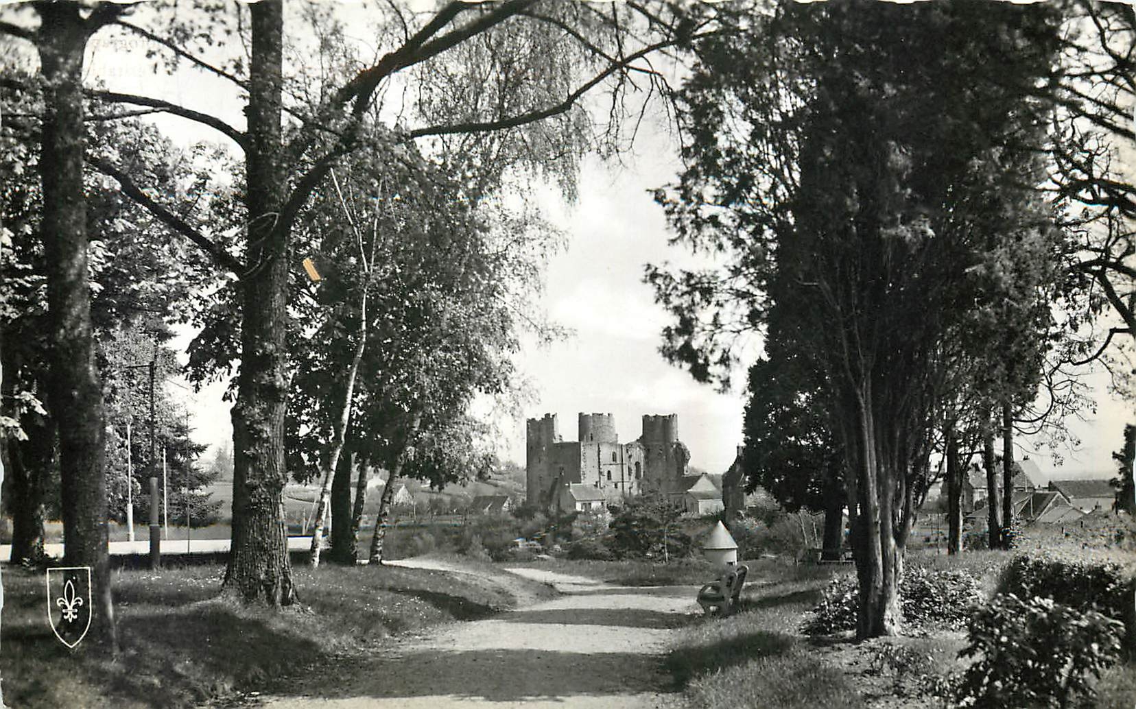 CPM Bourbon L'Archambault Allier Le Parc et le Chateau 