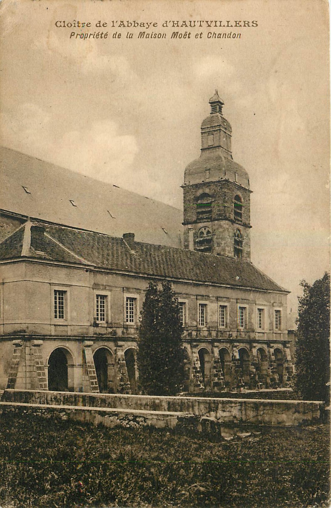 CPA Cloitre de l'Abbaye d'Hautvillers Propriete de la Maison Moet et Chandon 