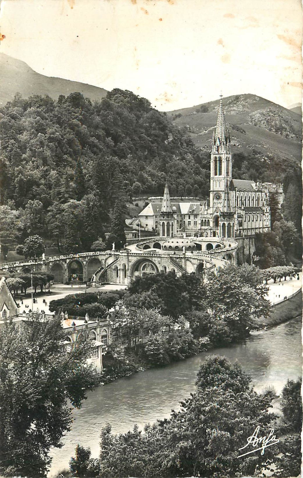 CPA Lourdes La Basilique le Gave et les Montagnes 
