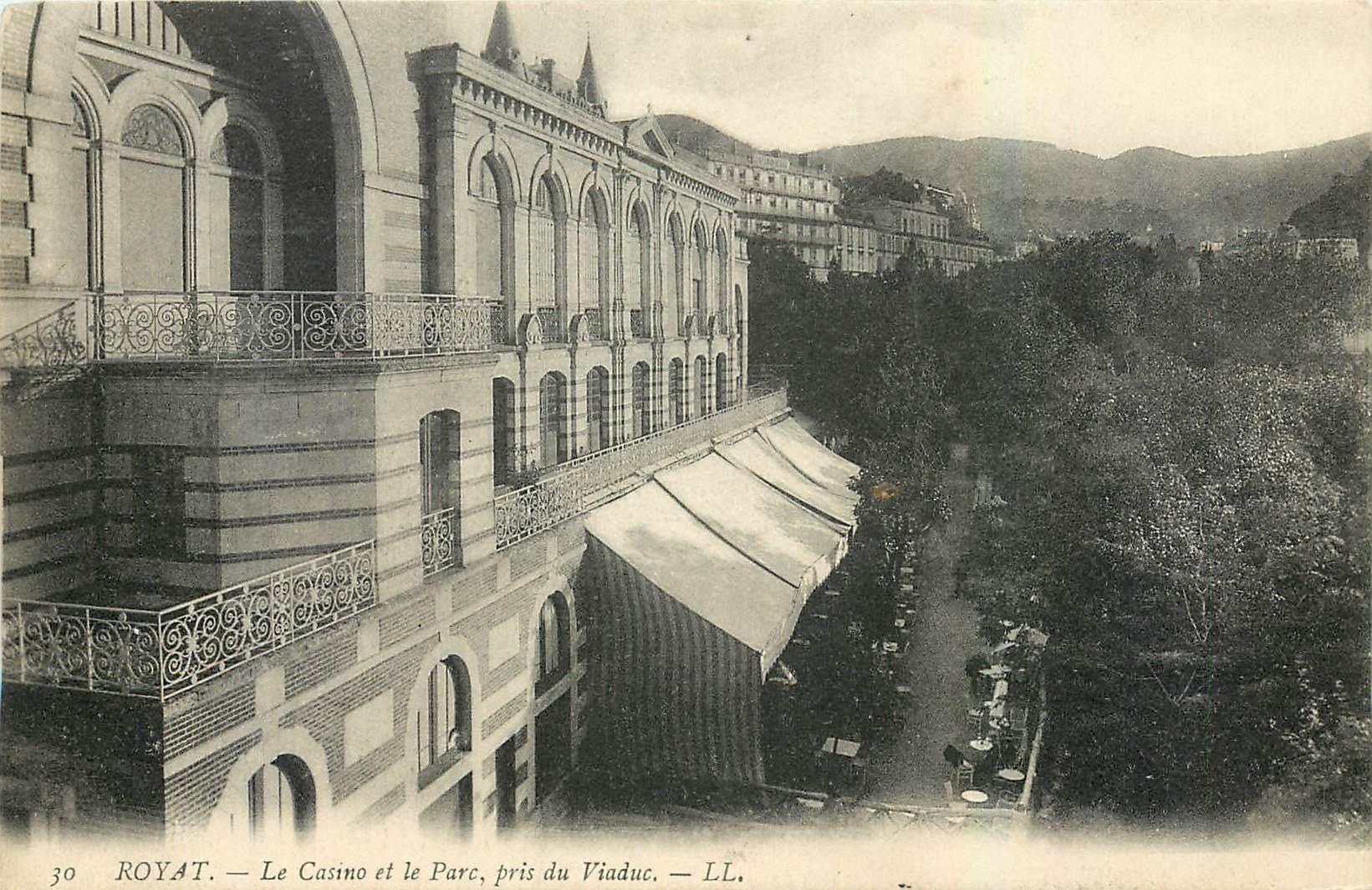 CPA Royat Le Casino et le Parc pris du Viaduc 