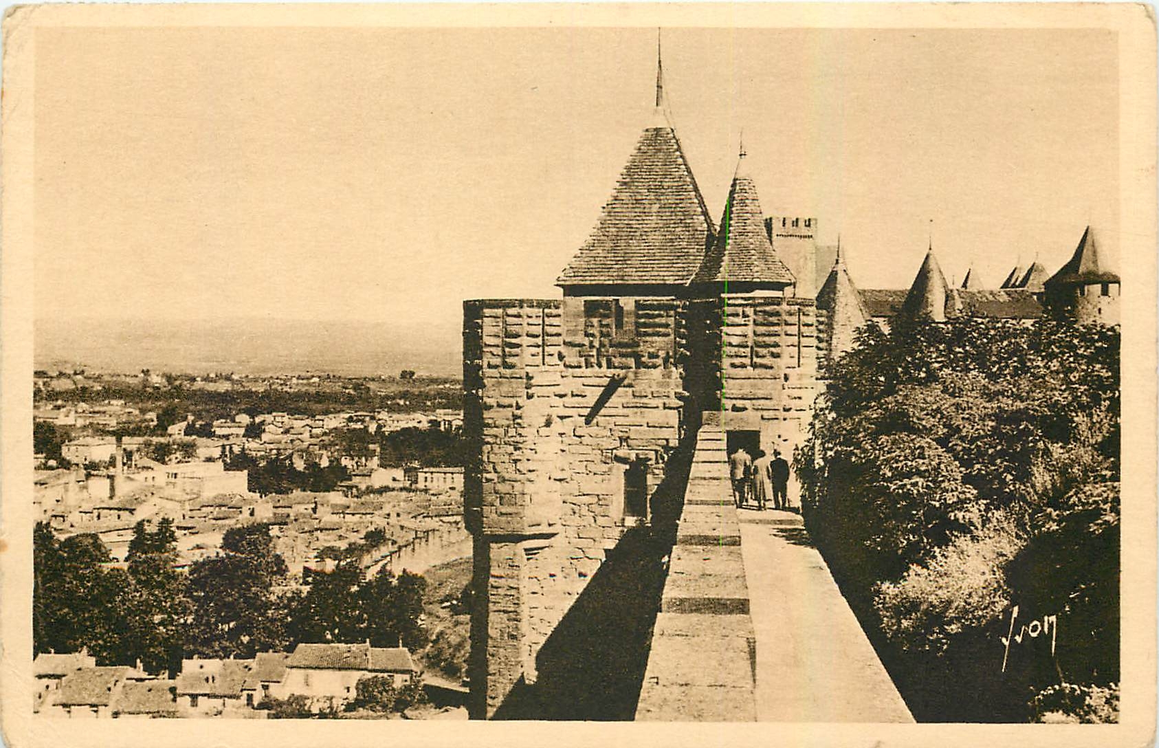 CPA Carcassonne Aude La Cite Le chemin de ronde faisant le tour de la Cite 
