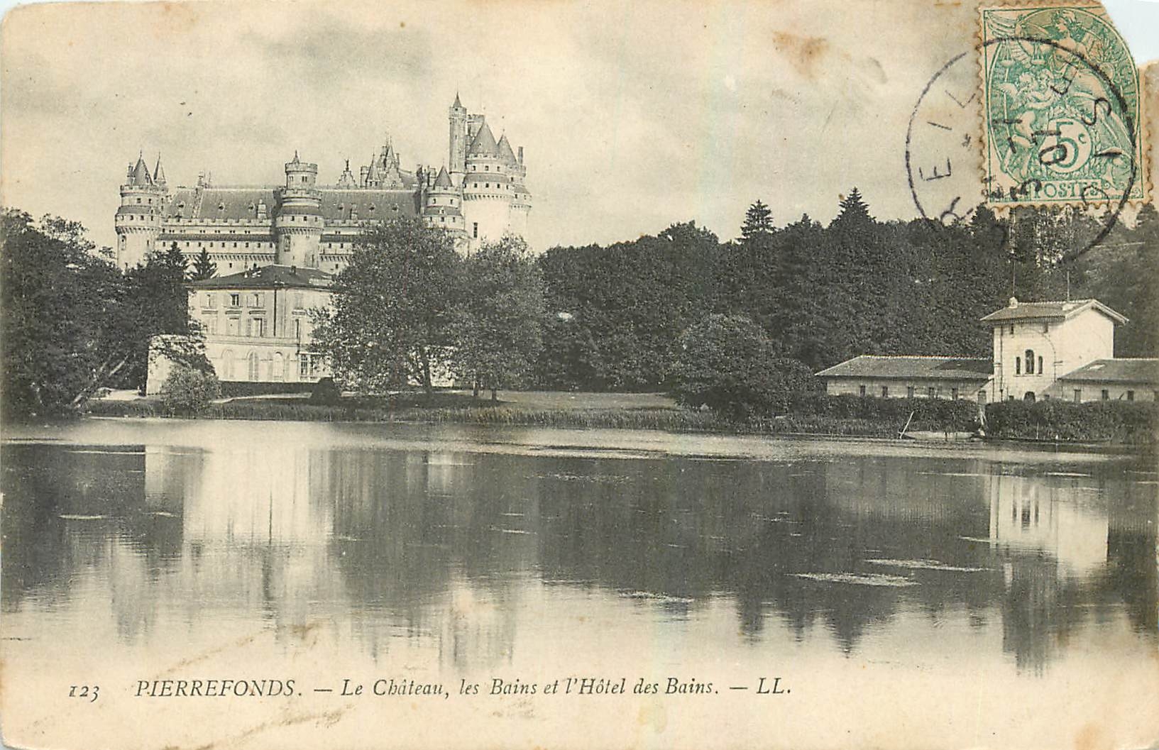 CPA Pierrefonds Le Chateau les Bains et l'Hotel des Bains 