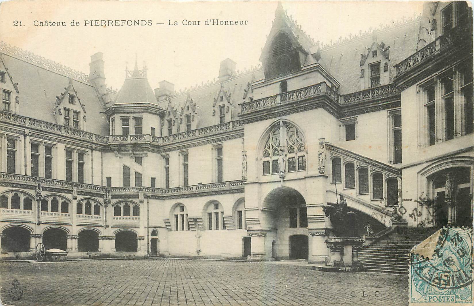 CPA Chateau de Pierrefonds La Cour d'Honneur 