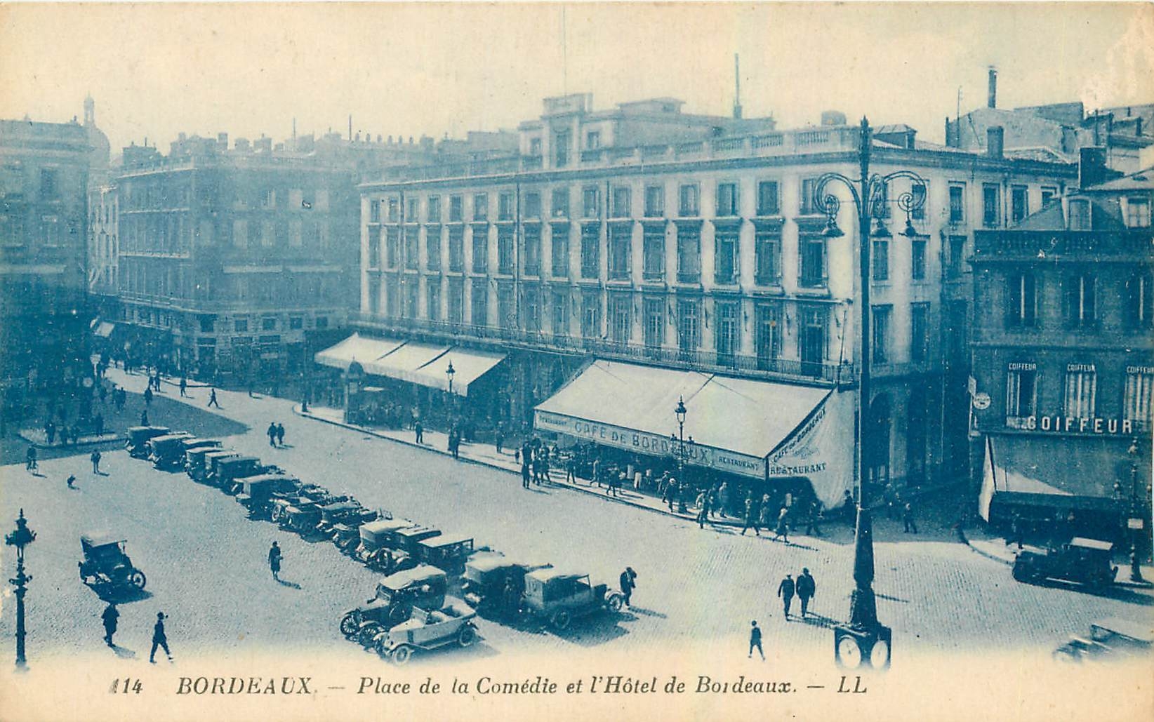 CPA Bordeaux Place de la Comedie et l'Hotel de Bordeaux Coiffeur
