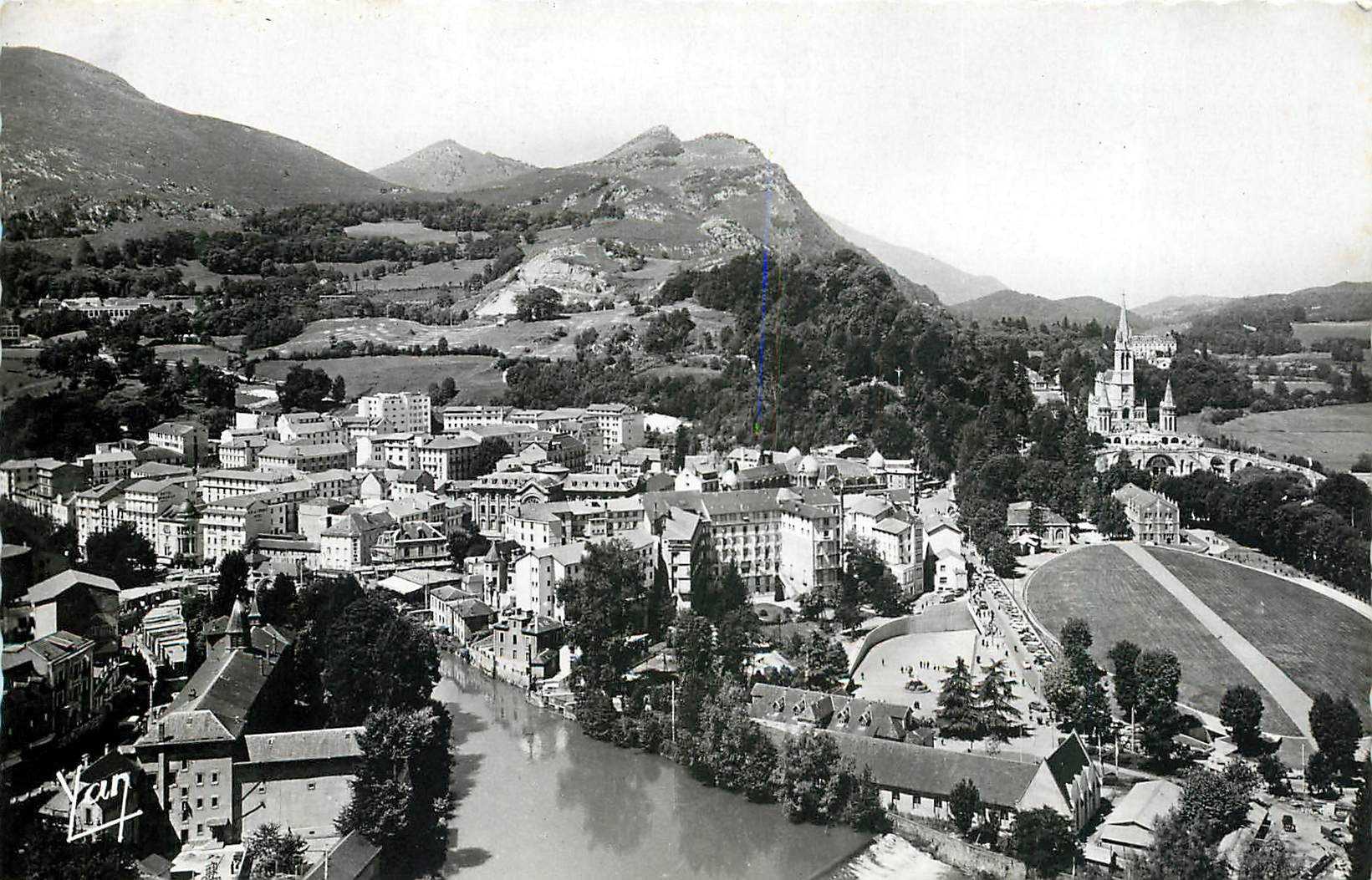 CPA Lourdes Vue prise du Chateau Fort 