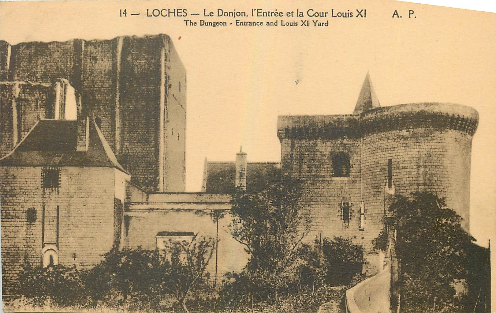 CPA Loches Le Donjon l'Entree et la Cour Louis XI 
