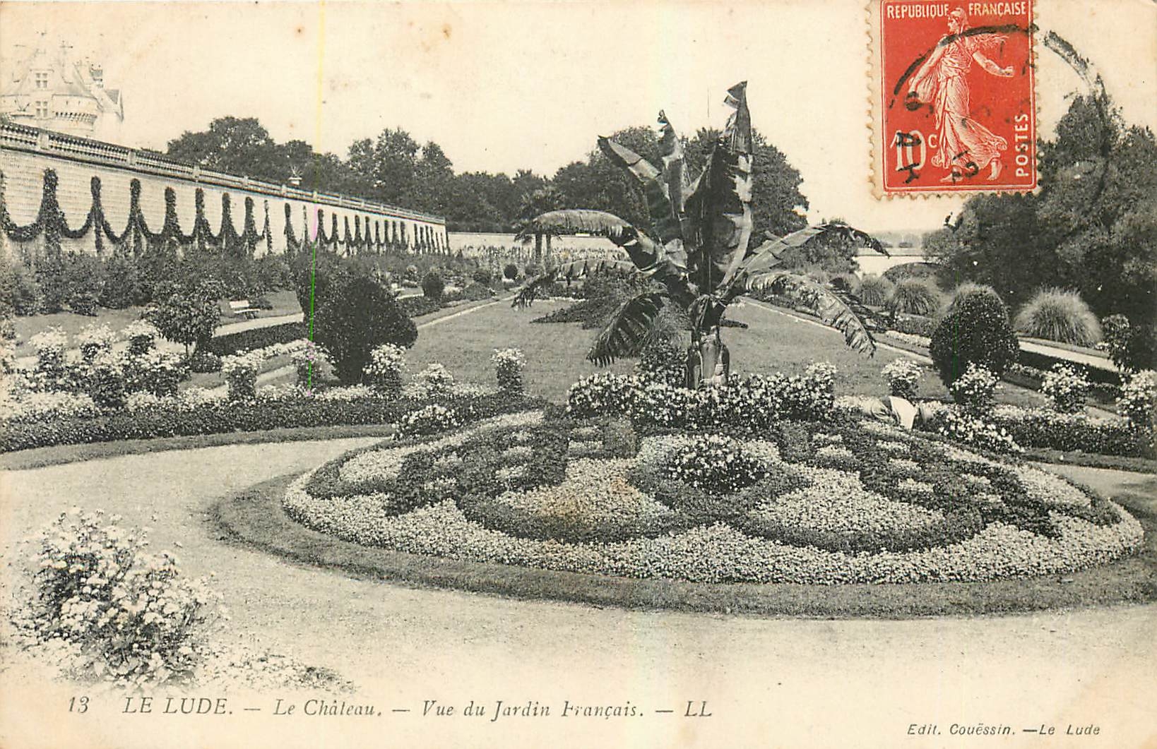 CPA Le Lude Le Chateau Vue du Jardin Francais 