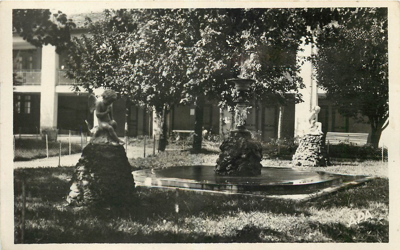 Cour intérieure du Casino — Salies-du-Salat — éditeur Les Cartes Postales, n°2