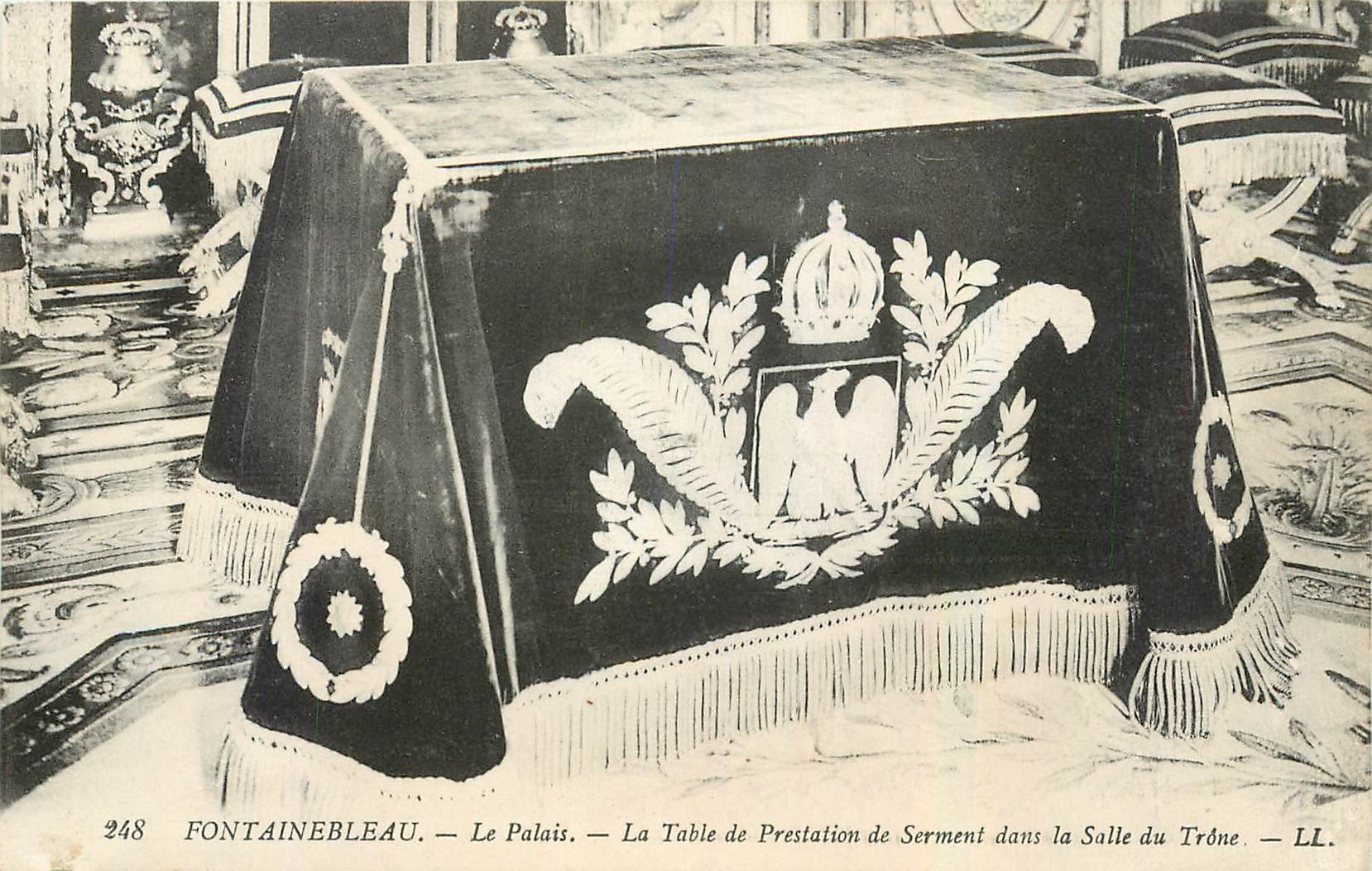 Fontainebleau — Le Palais — La Table de Prestation de Serment dans la Salle du Trône — LL — n° 248