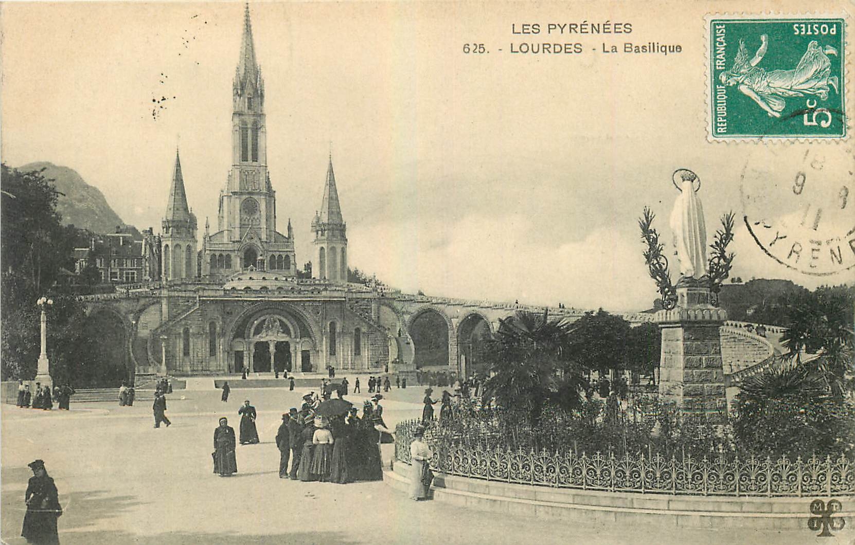 CPA Les Pyrenees Lourdes La Basilique 