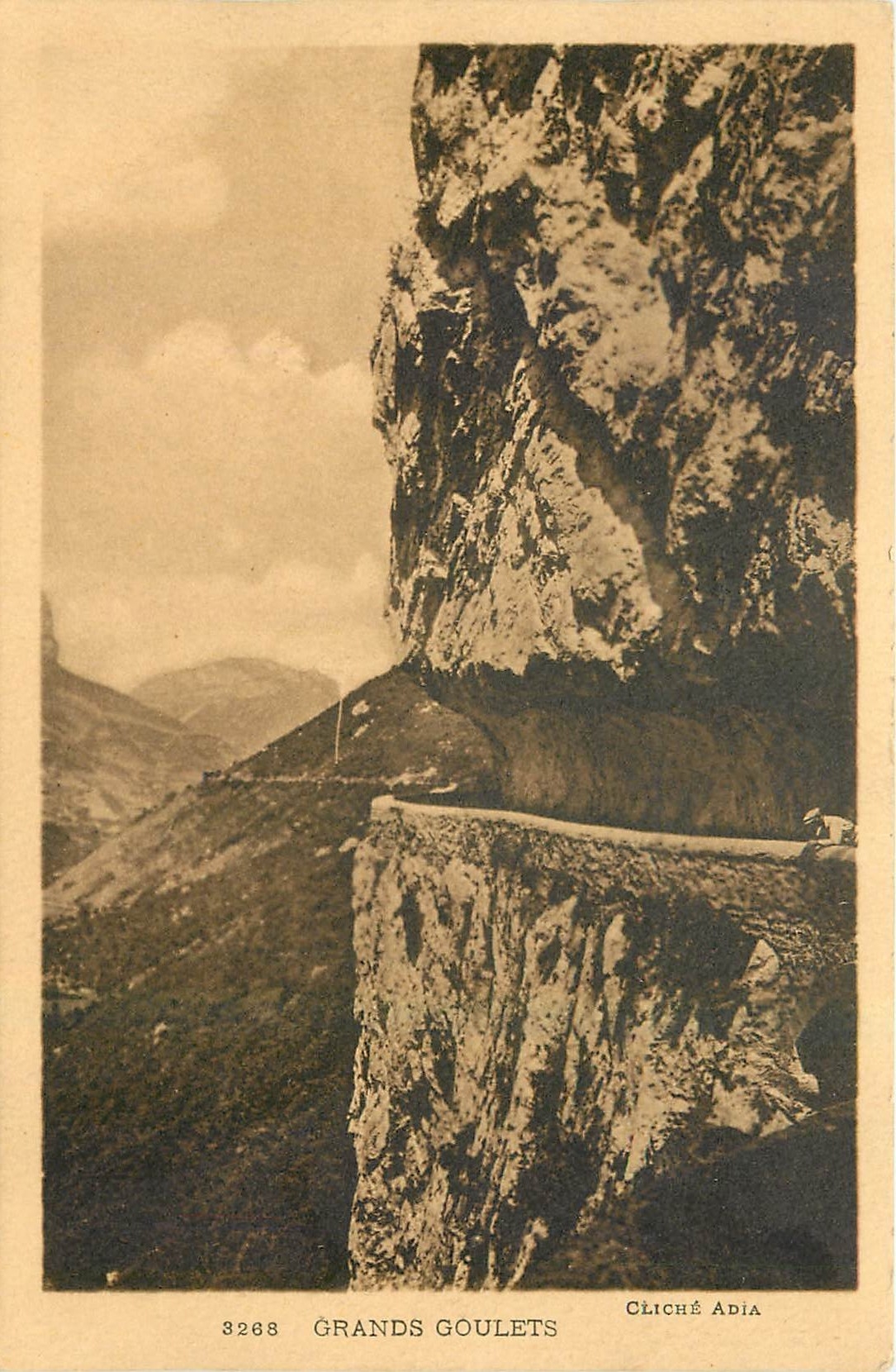Grands Goulets — vue du canyon et du chemin de montagne — Cliché Adia, n° 3268
