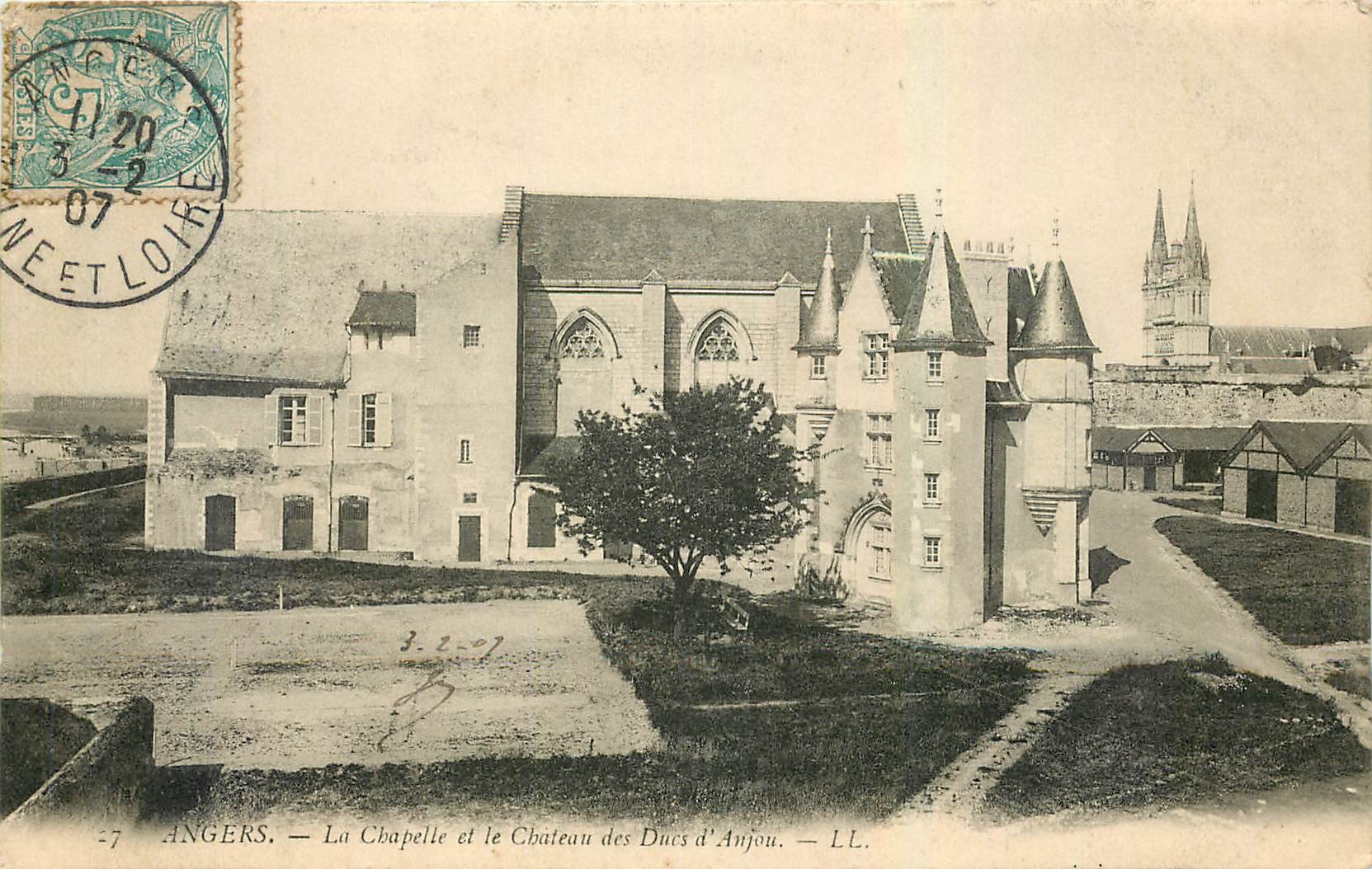 CPA Angers la Chapelle et le Chateau des Ducs d'Anjou 