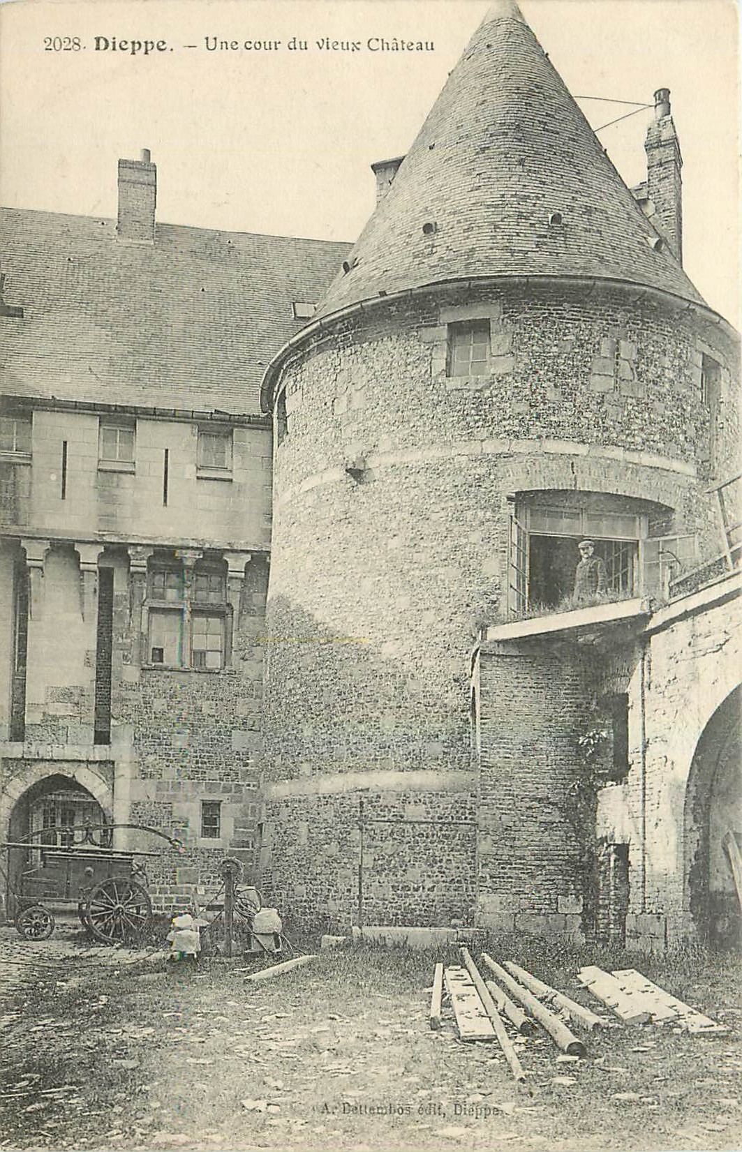 CPA Dieppe Une cour du vieux Chateau 