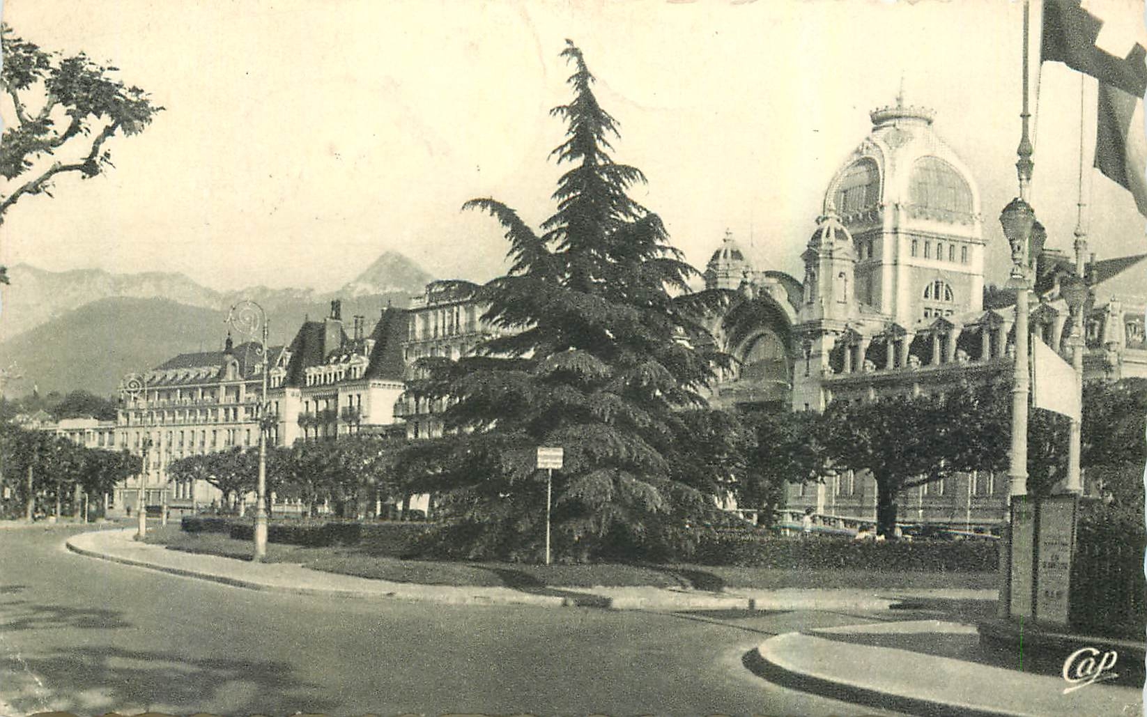 Evian-les-Bains — Vue de la Dent d'Oche et du bâtiment principal — Cap