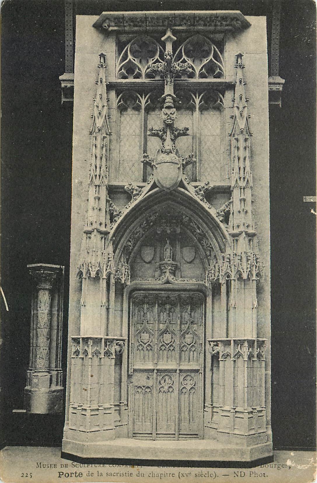 CPA Bourges Porte de la sacristie du chapitre