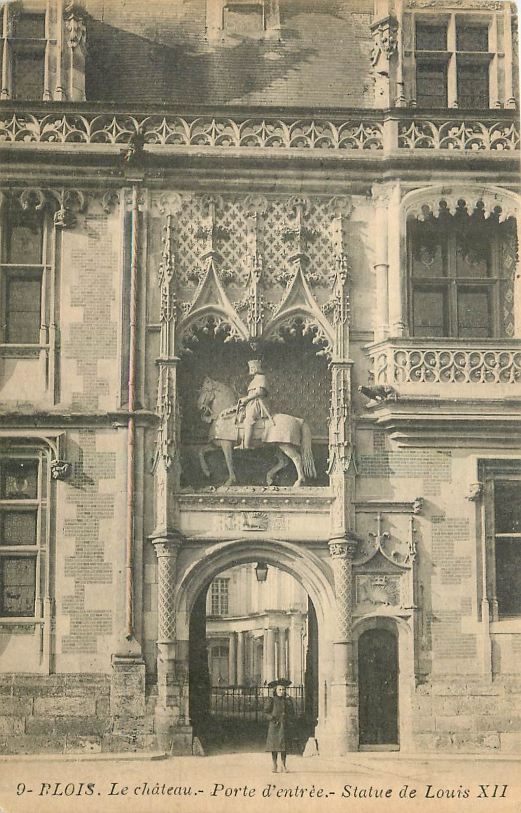 FLOIS. Le château - Porte d'entrée - Statue de Louis XII