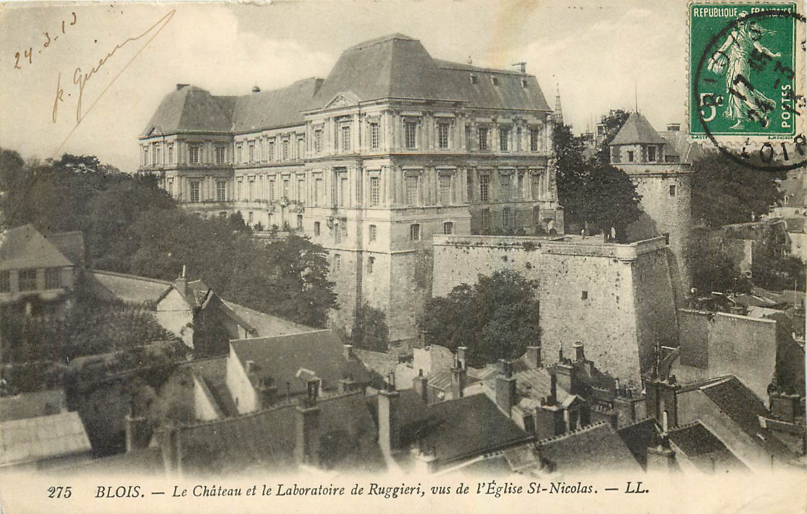 Blois — Le Château et le Laboratoire de Ruggieri, vus de l'Église St-Nicolas — LL.