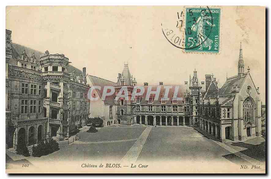 Château de BLOIS — La Cour — ND. Phot.