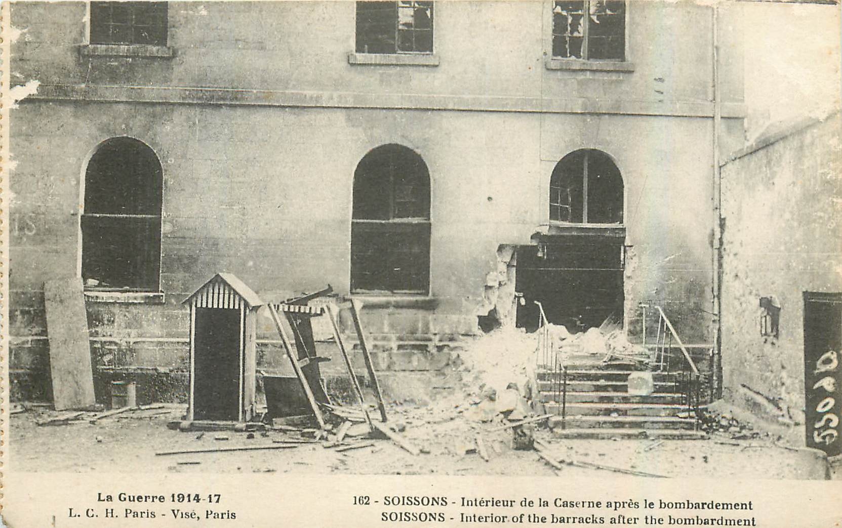 CPA La Guerre 1914 17 Soissons Interieur de la Caserne apres le Bombardement 