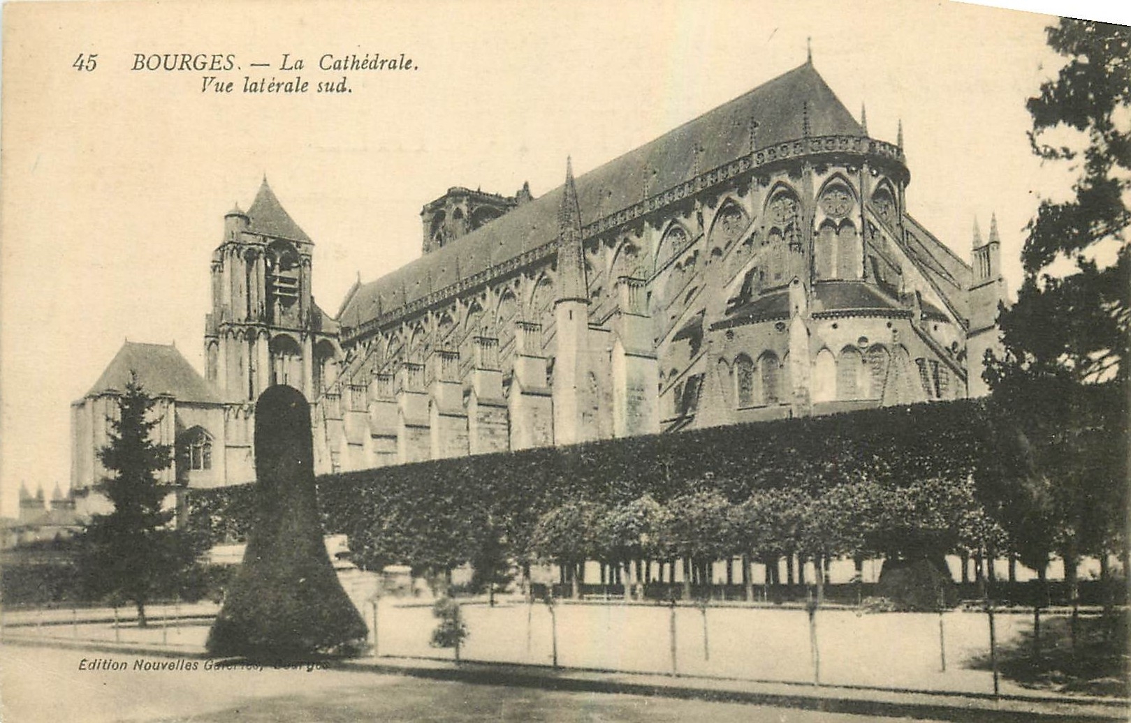 CPA Bourges la Cathedrale vue Laterale Sud 