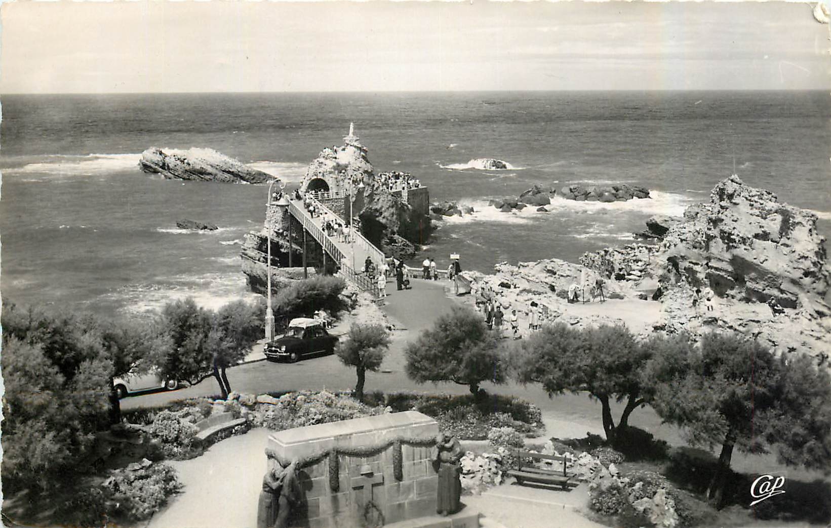 CPA Biarritz le Rocher de la Vierge et le Monument aux Morts 