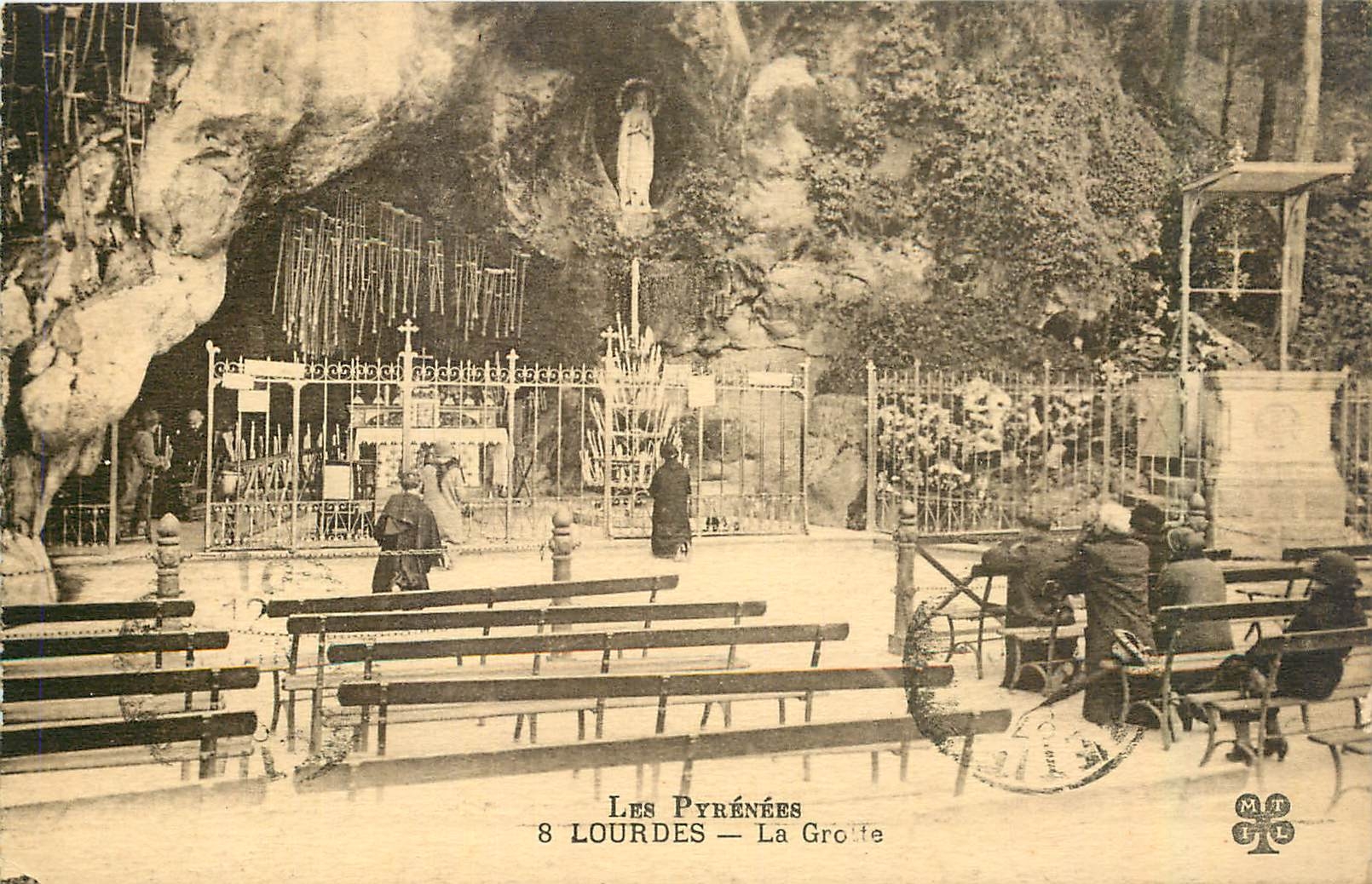 CPA Les Pyrenees Lourdes La Grotte 