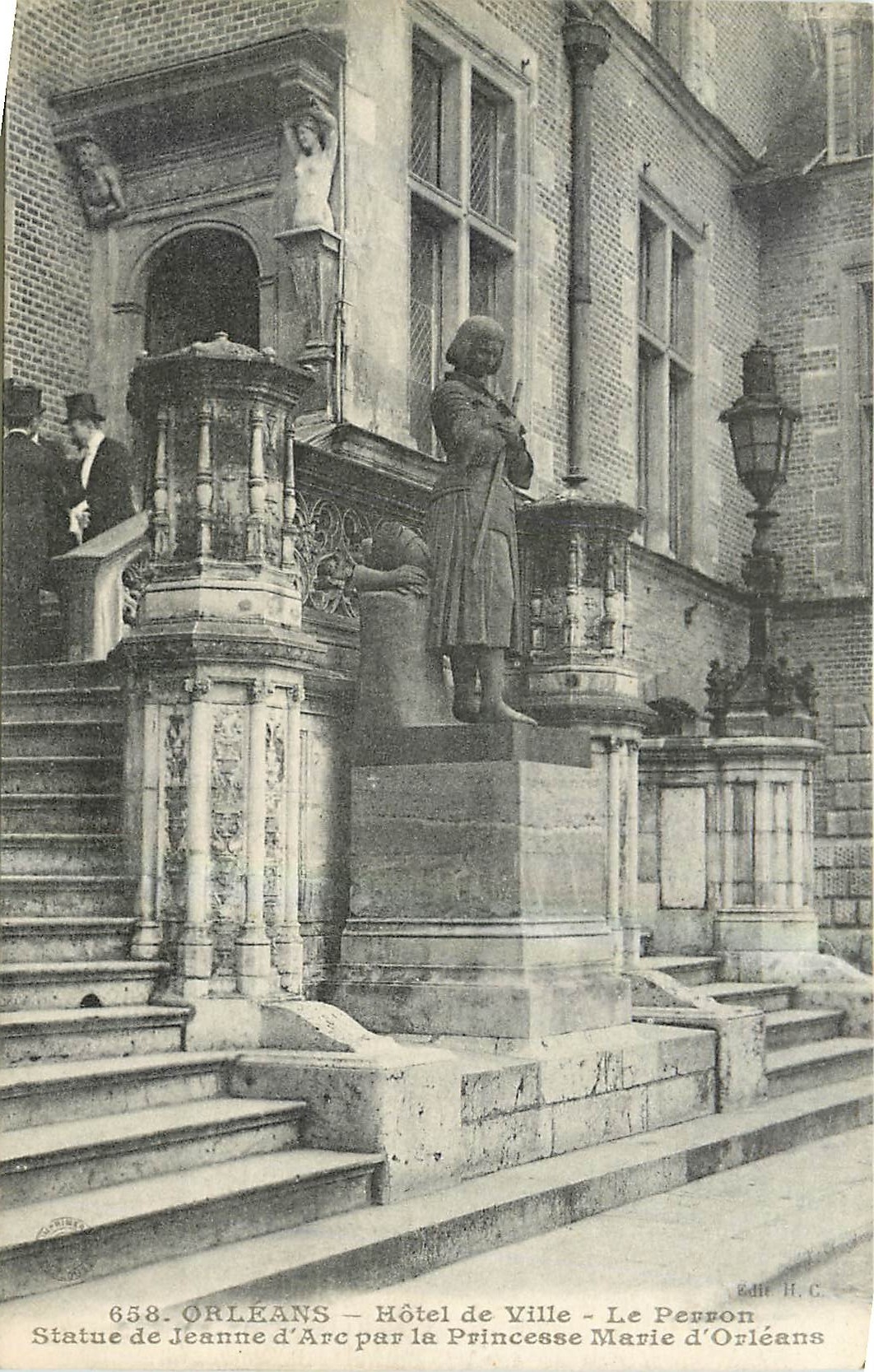Orléans — Hôtel de Ville — Le Perron — Statue de Jeanne d'Arc par la Princesse Marie d'Orléans — Édit. H. C.