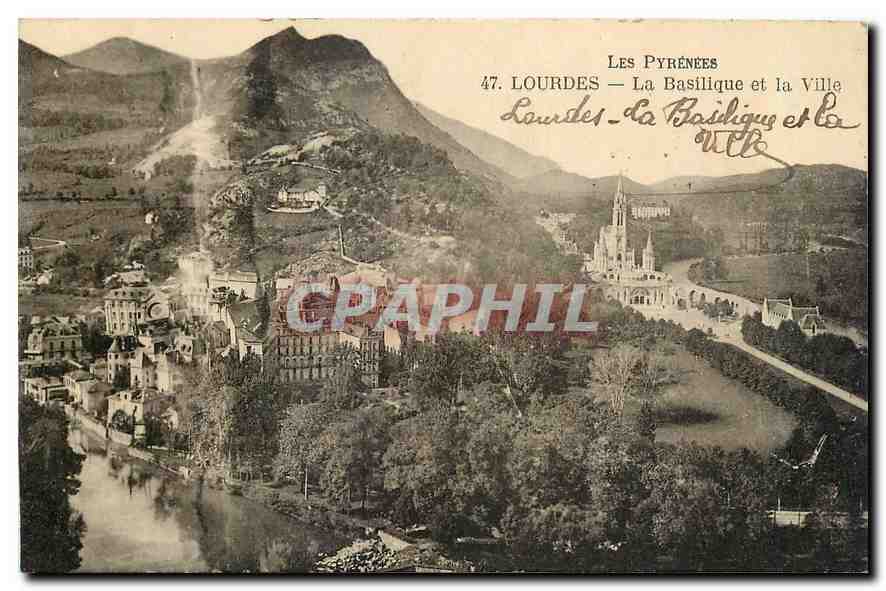 CPA Les Pyrenees Lourdes La Basilique et la Ville 