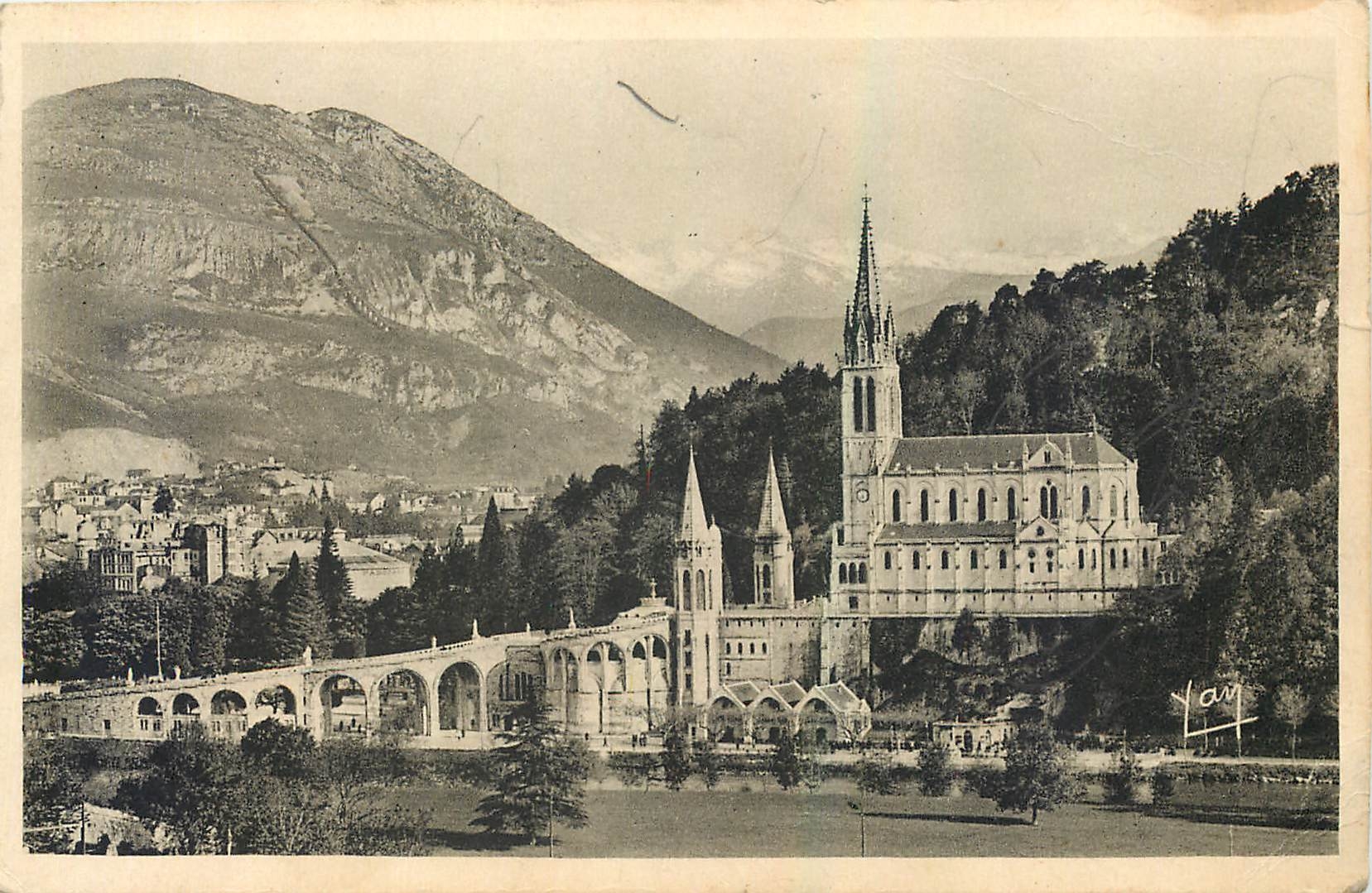 CPA Lourdes La Basiliue et le Pic du Jer 
