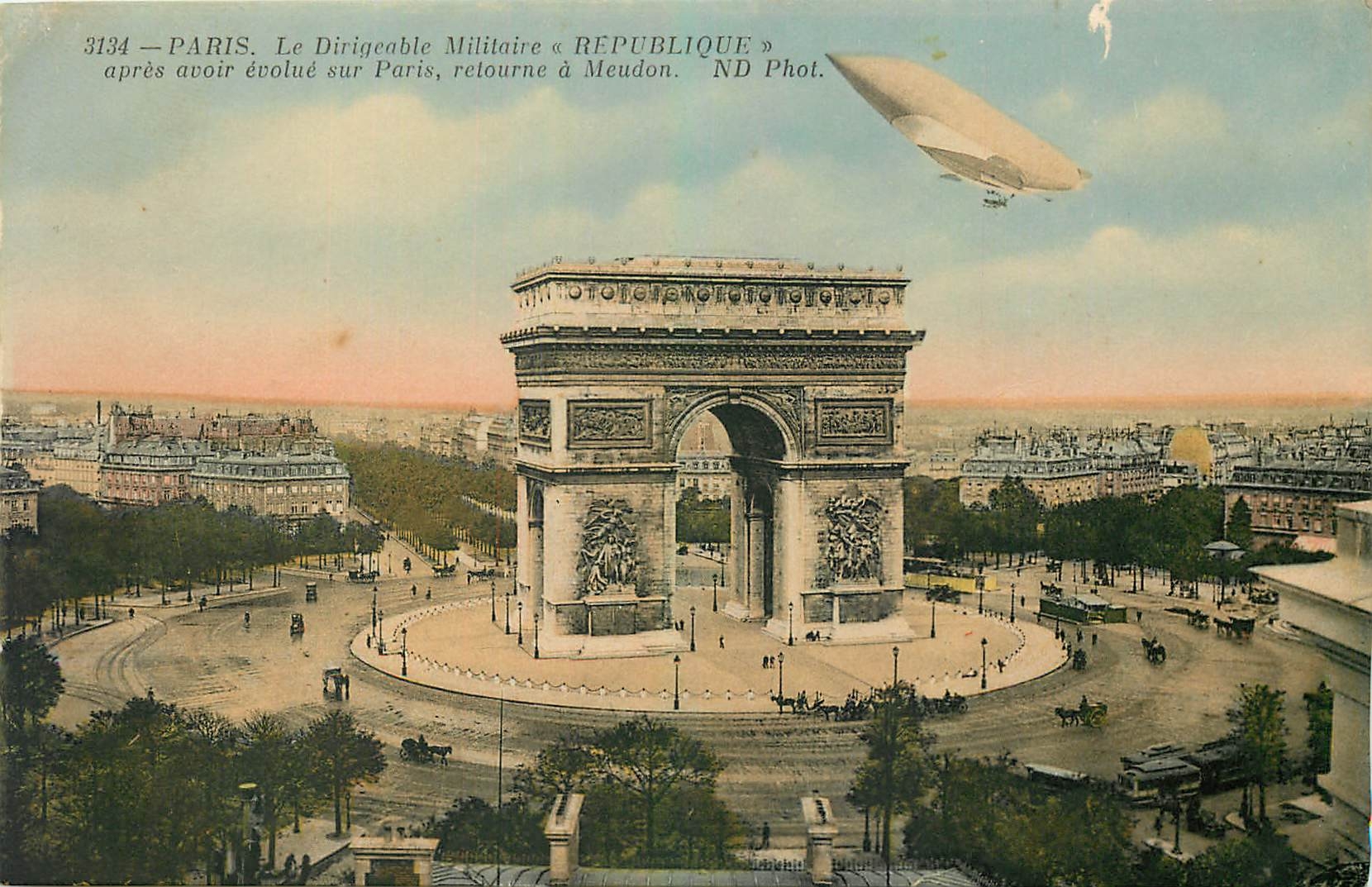 CPA Paris Le Dirigeable Militaire Republique apres avoir erolue sur Paris retourne a Meudon Zeppelin