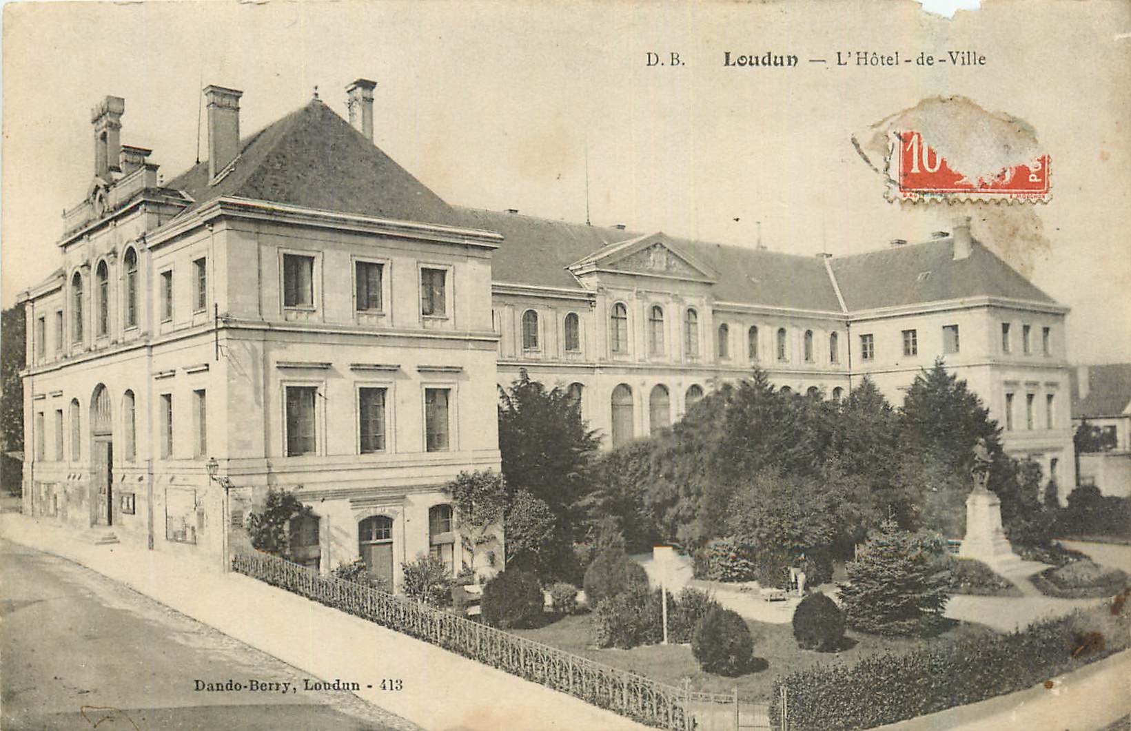 CPA Loudun L'Hotel de Ville 