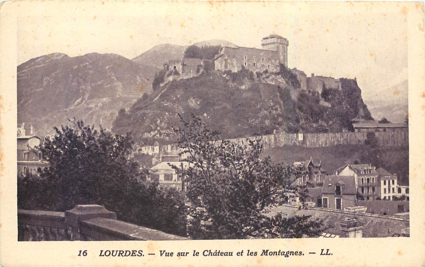 CPA Lourdes Vue sur le Chateau et les Montagnes 