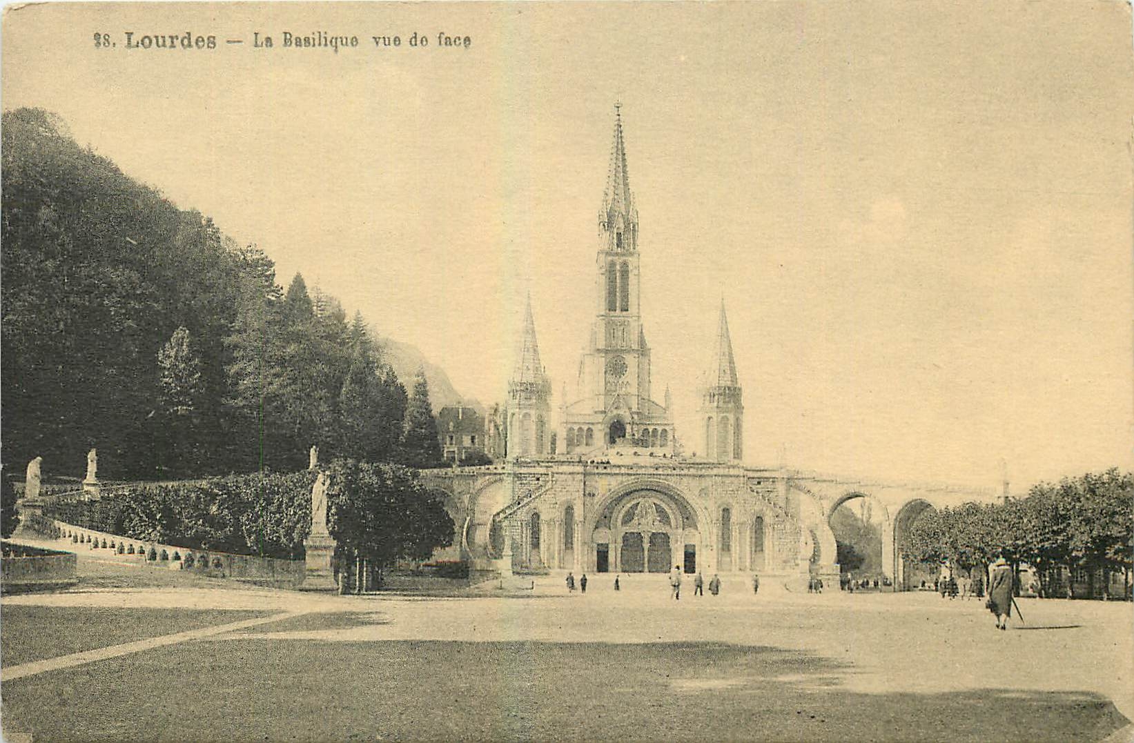 CPA Lourdes La Basilique vue de face 