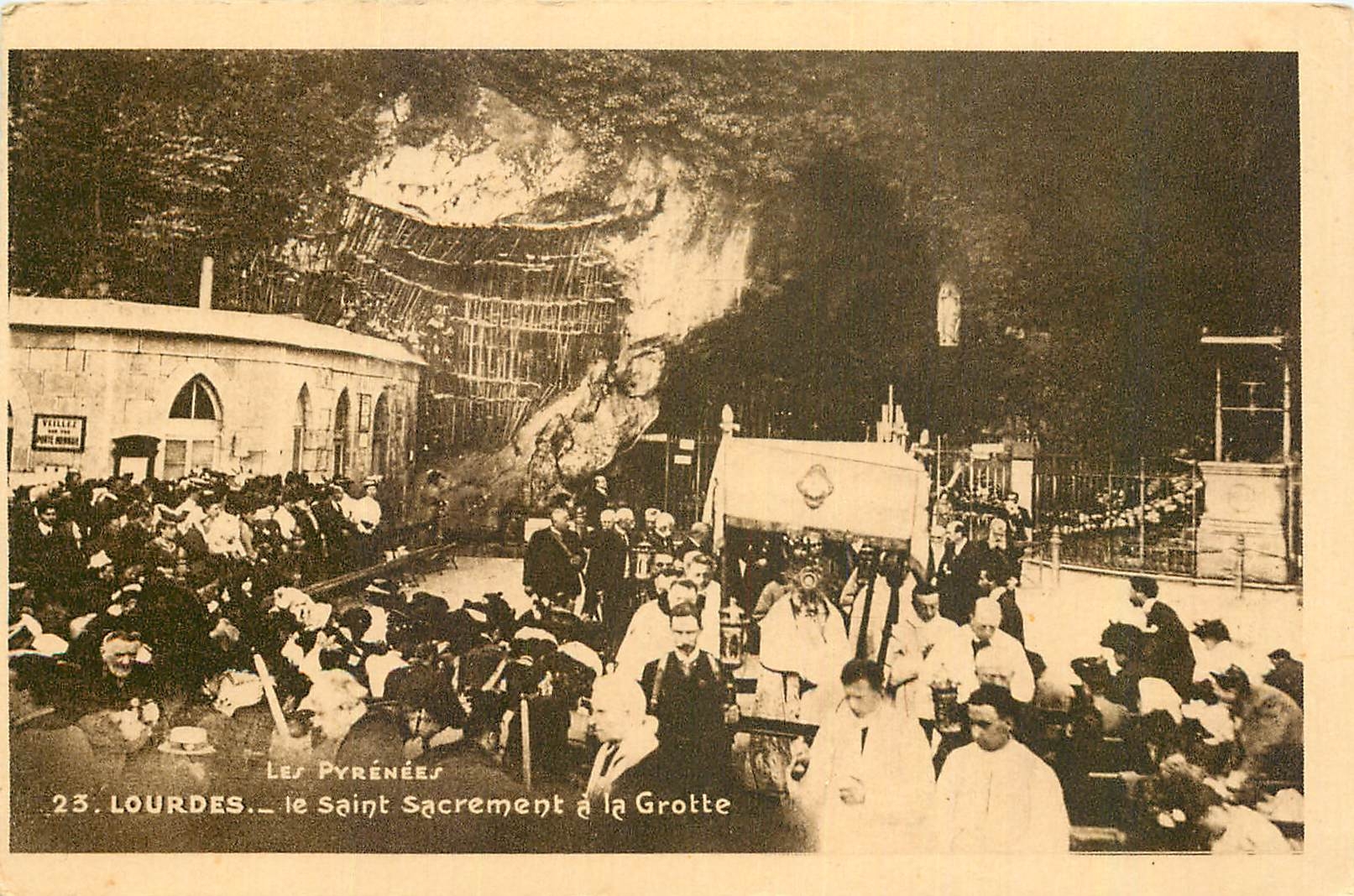 CPA Les Pyrenees Lourdes Le Saint Sacrement a la Grotte 