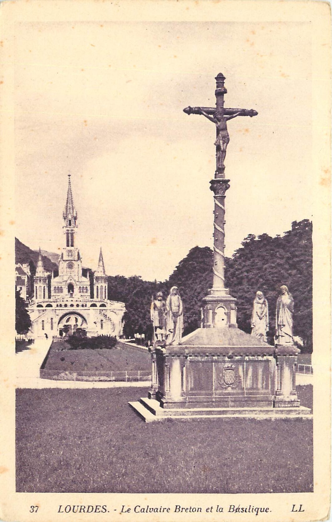 CPA Lourdes Le Calvaire Breton et la Basilique 