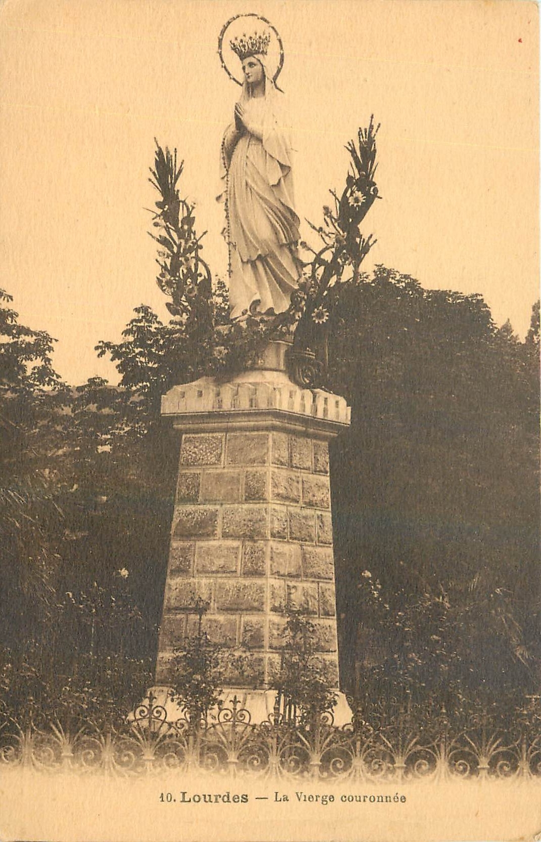 CPA Lourdes La Vierge Couronnee 