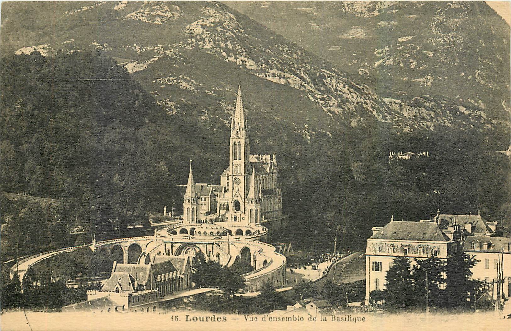 CPA Lourdes Vue d'ensemble de la Basilique 