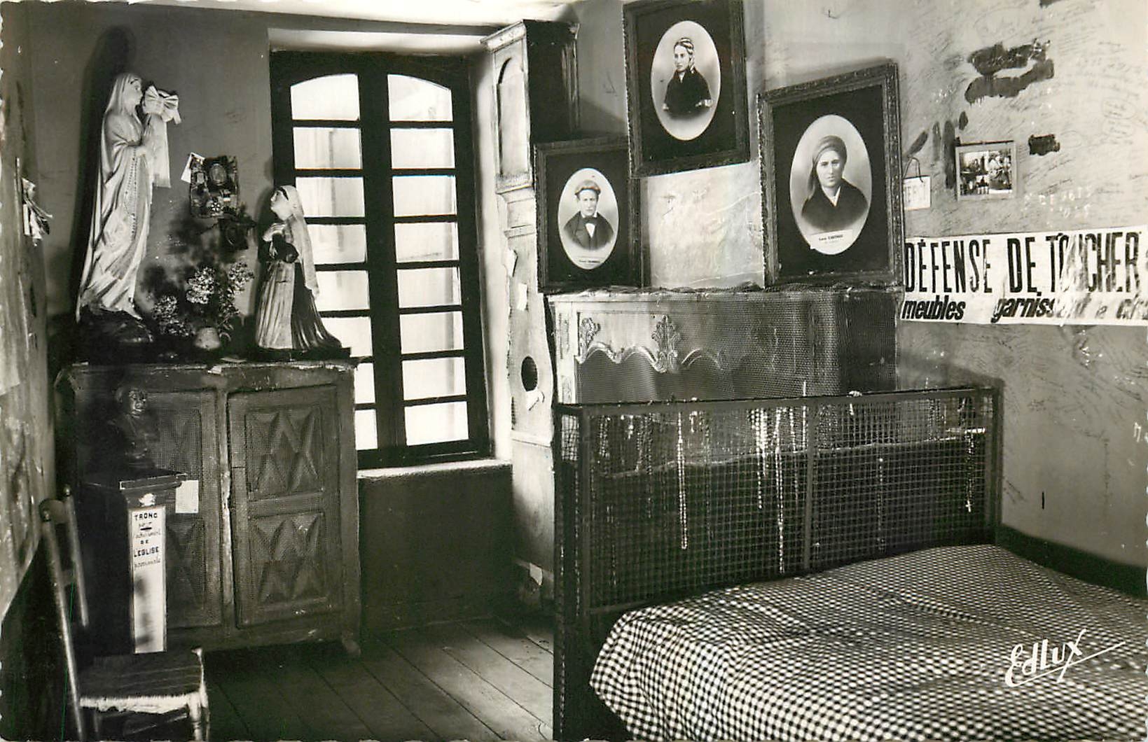 CPA Lourdes Maison Natale de Ste Bernadette Chambre ou est nee Ste Bernadette 