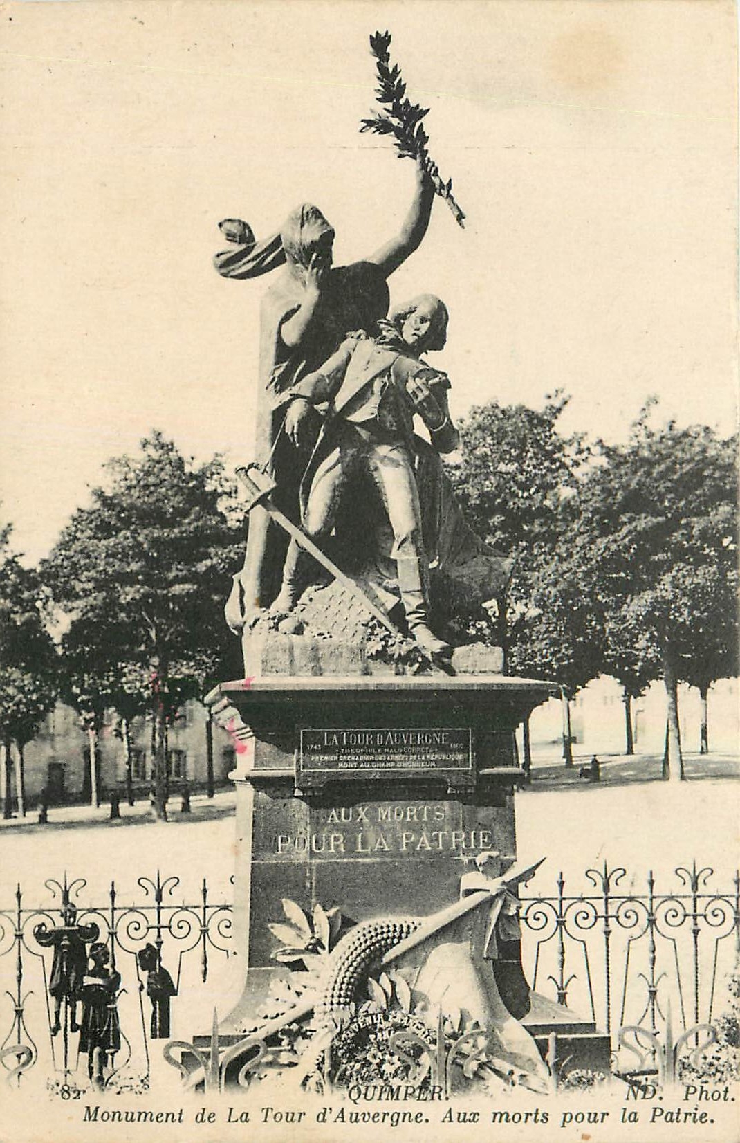 CPA Quimper Monument de la Tour d'Auvergne Aux morts pour la Patrie 