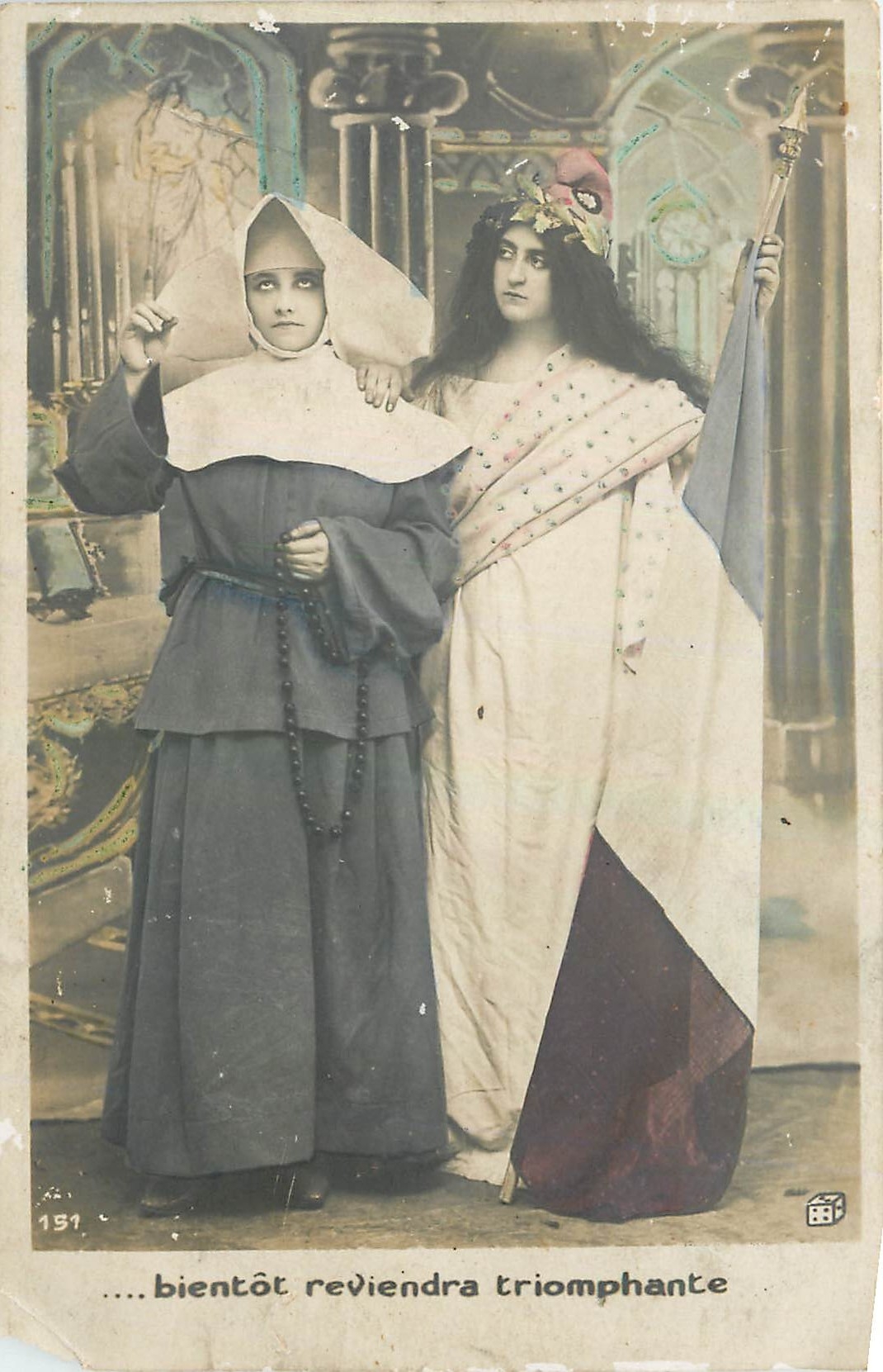 CPA Femmes Marianne Religieuse