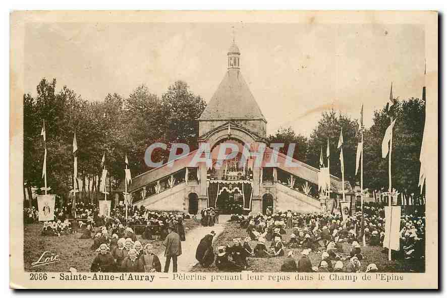 CPA Sainte Anne d'Auray Pelerins prenant leur repas dans le Champ de l'Epine 