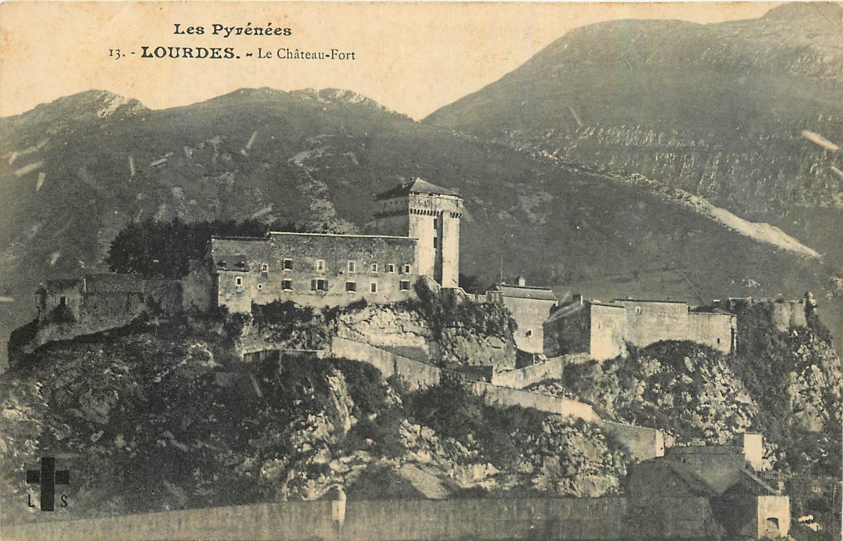 CPA Les Pyrenees Lourdes Le Chateau Fort 