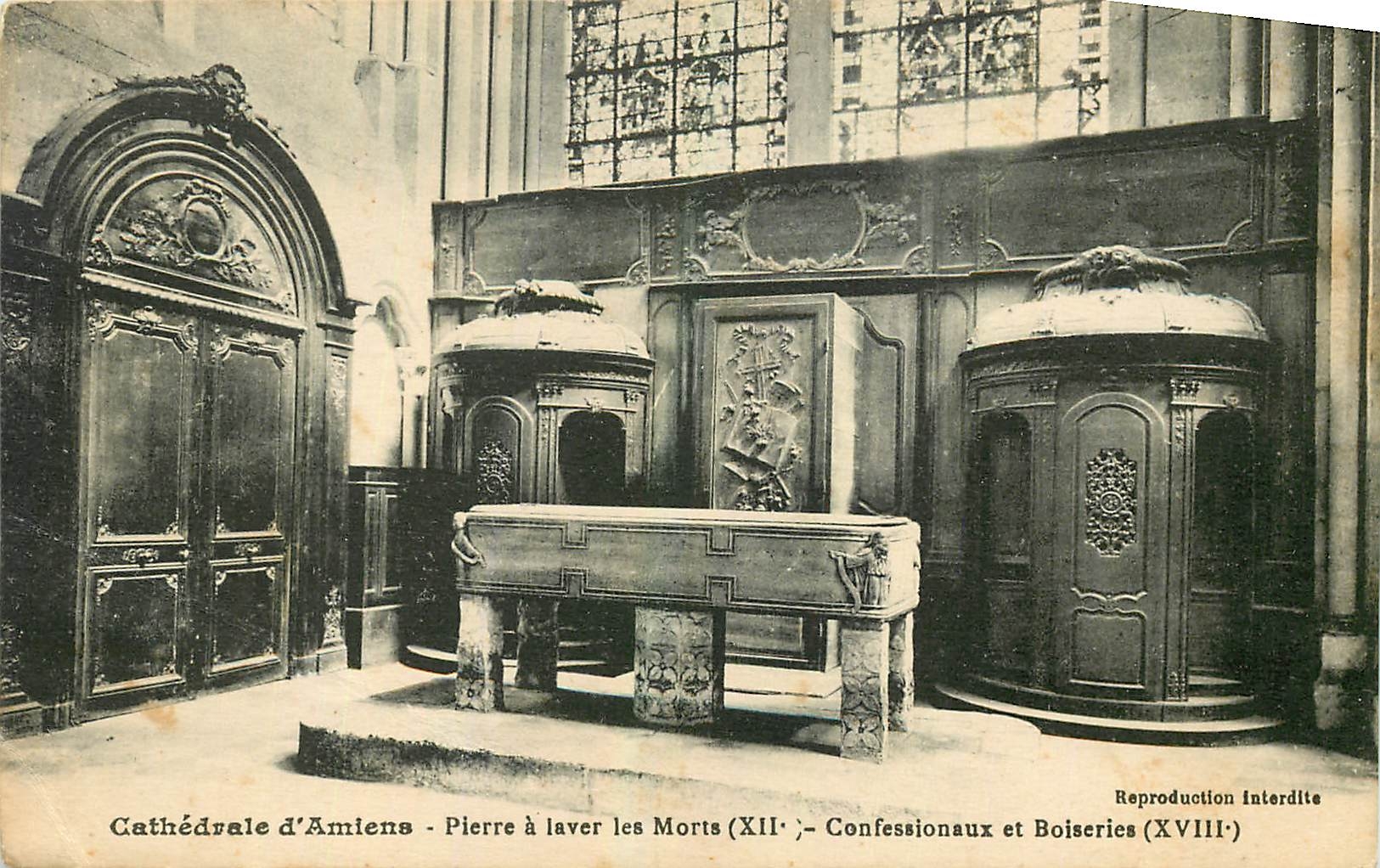 CPA Cathedrale d'Amiens Pierre a laver les Morts 