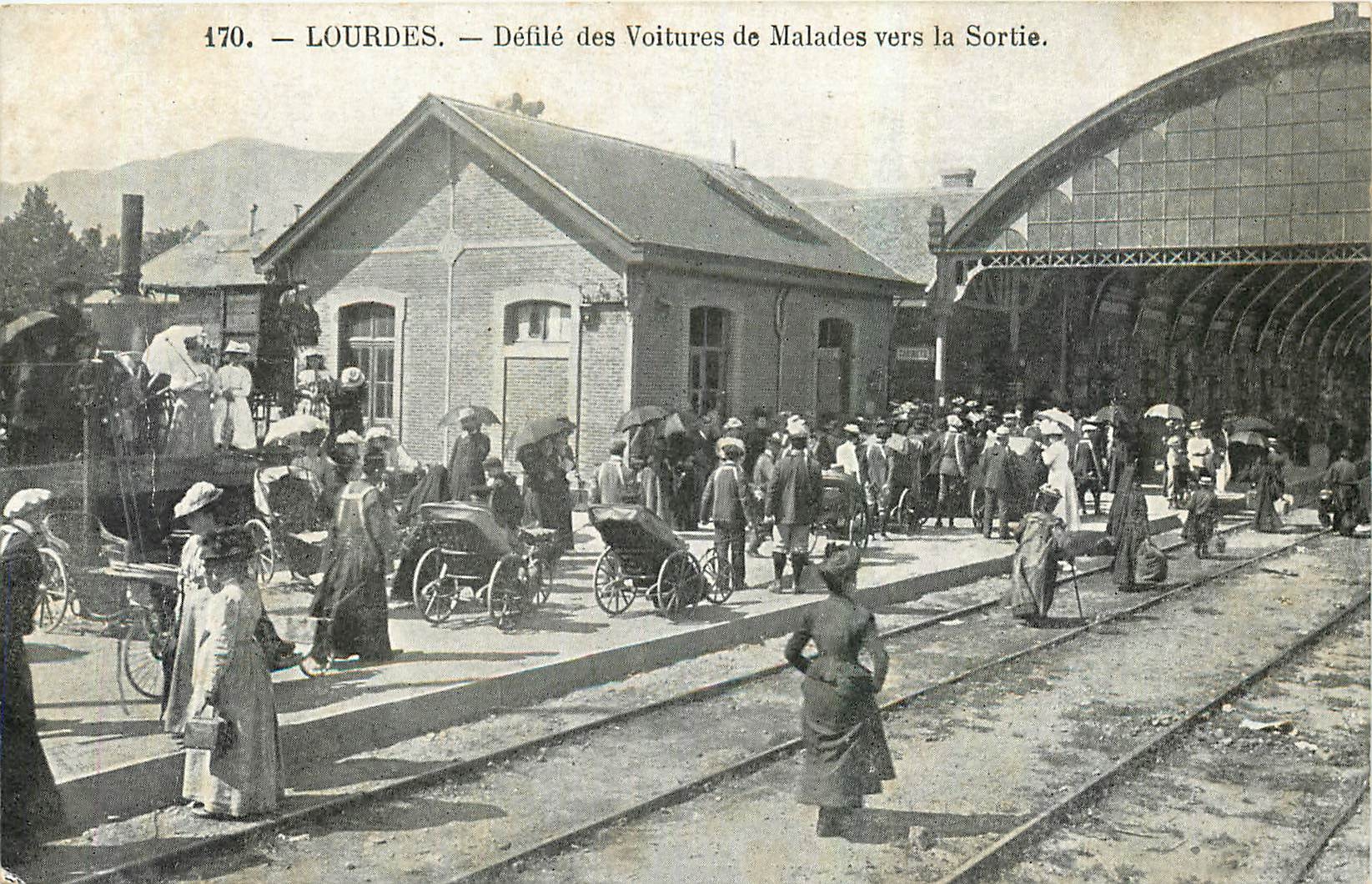 CPA Lourdes Defile des Voitures de Malades vers la Sortie 