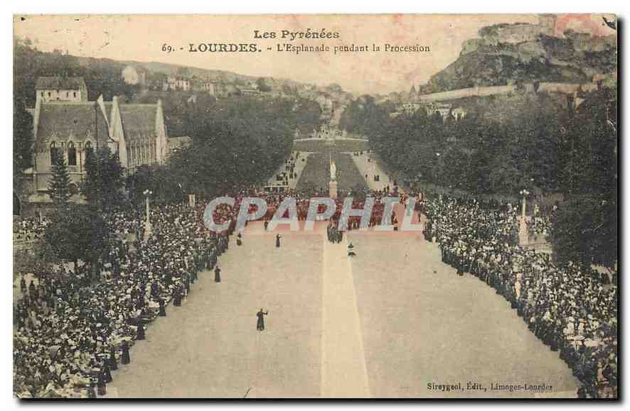 CPA Les Pyrenees Lourdes l'Esplanade pendant la Procession 