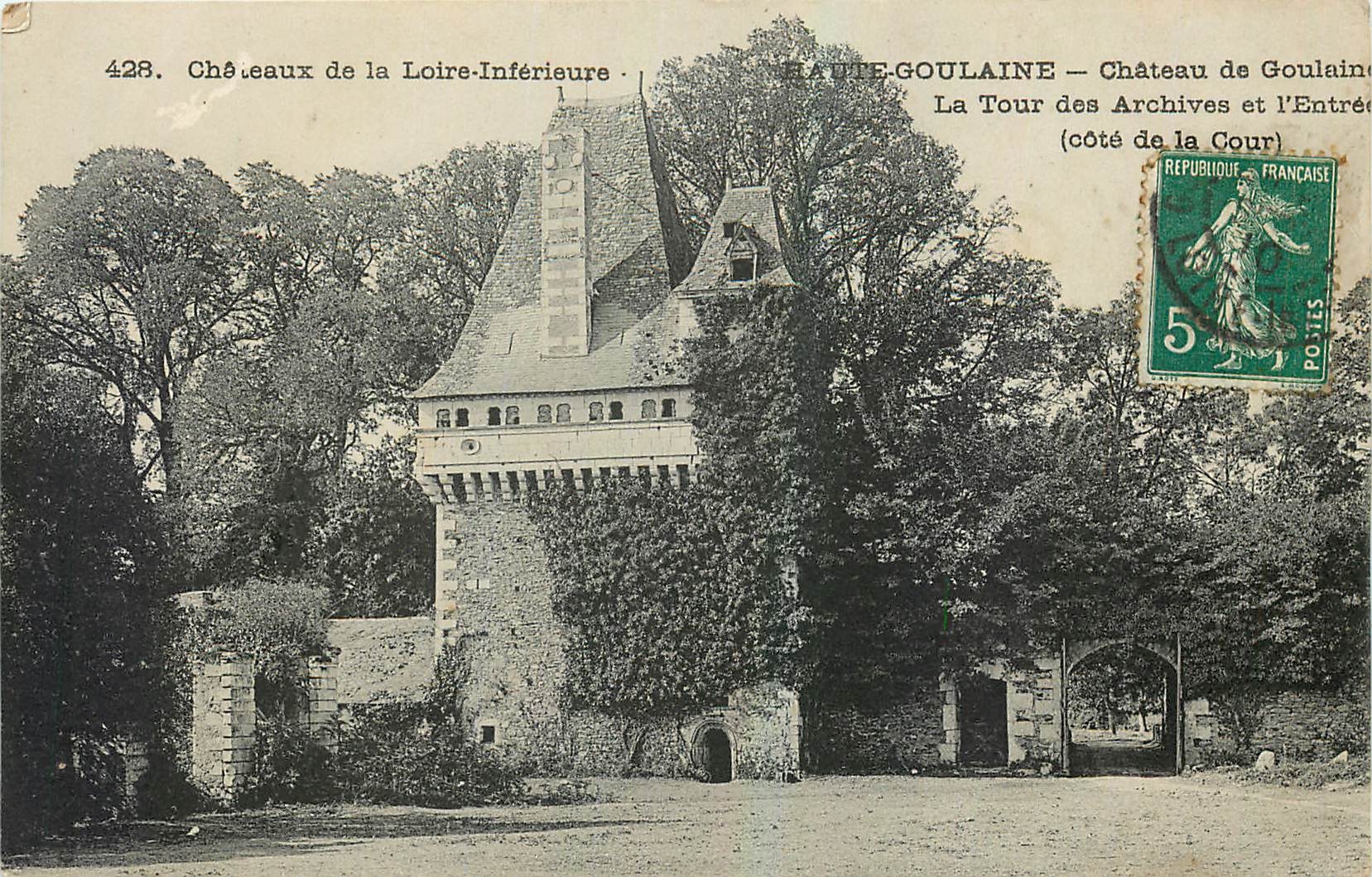 CPA Chateaux de la Loire Inferieure Haute Goulaine La Tour des Archives et l'Entree cote de la Cour 