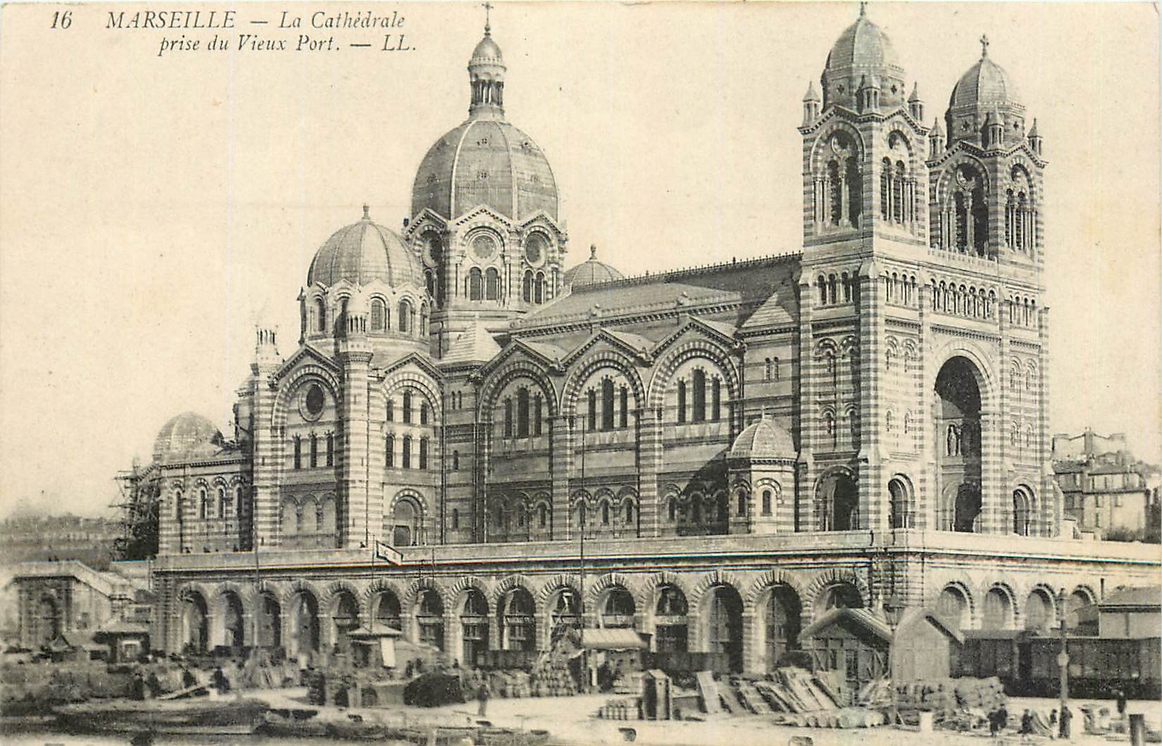 CPA Marseille La Cathedrale prise du Vieux Port 